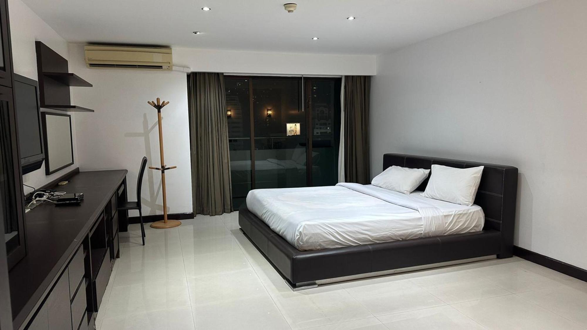Omni Tower Cozy By Direct Apartment