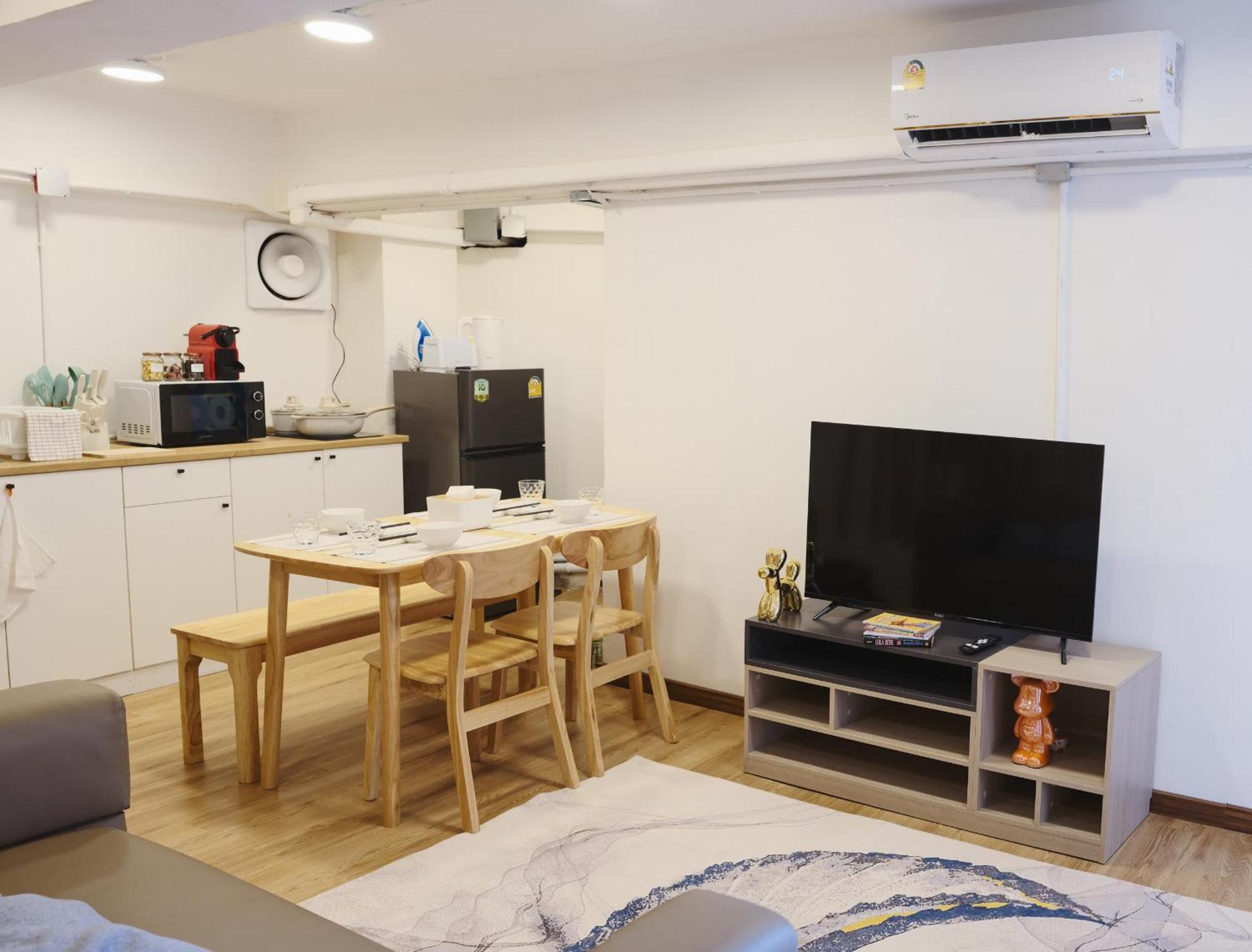 Secret House In China Town 2br. Rare Find Holiday home *