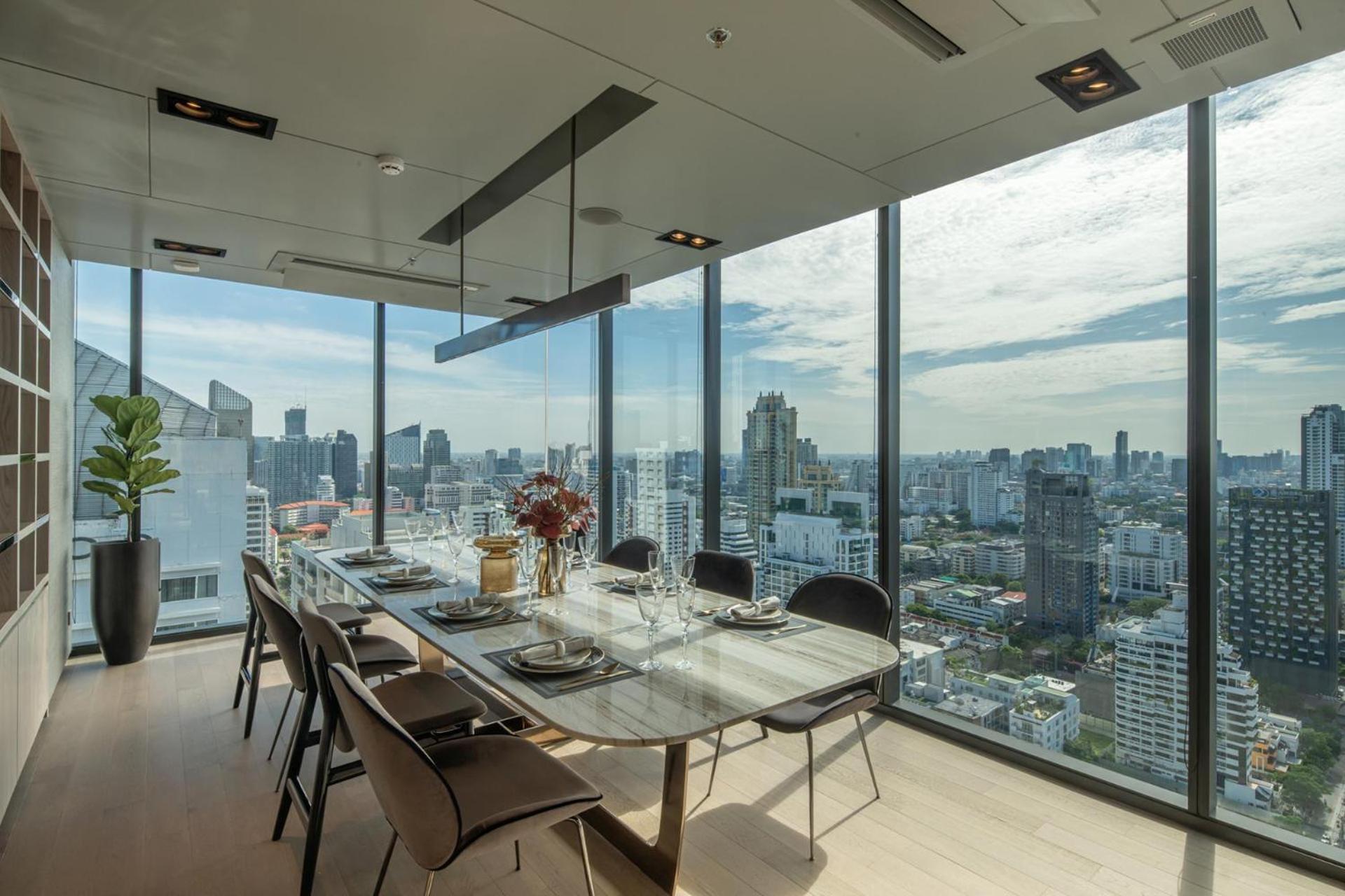 Ultra Classy Designer Central Asok Terminal 21 *