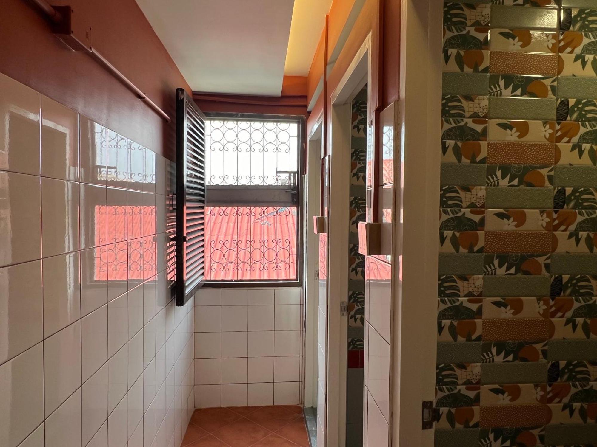 Rumah tetamu Cha Na At Merry V Bangkok
