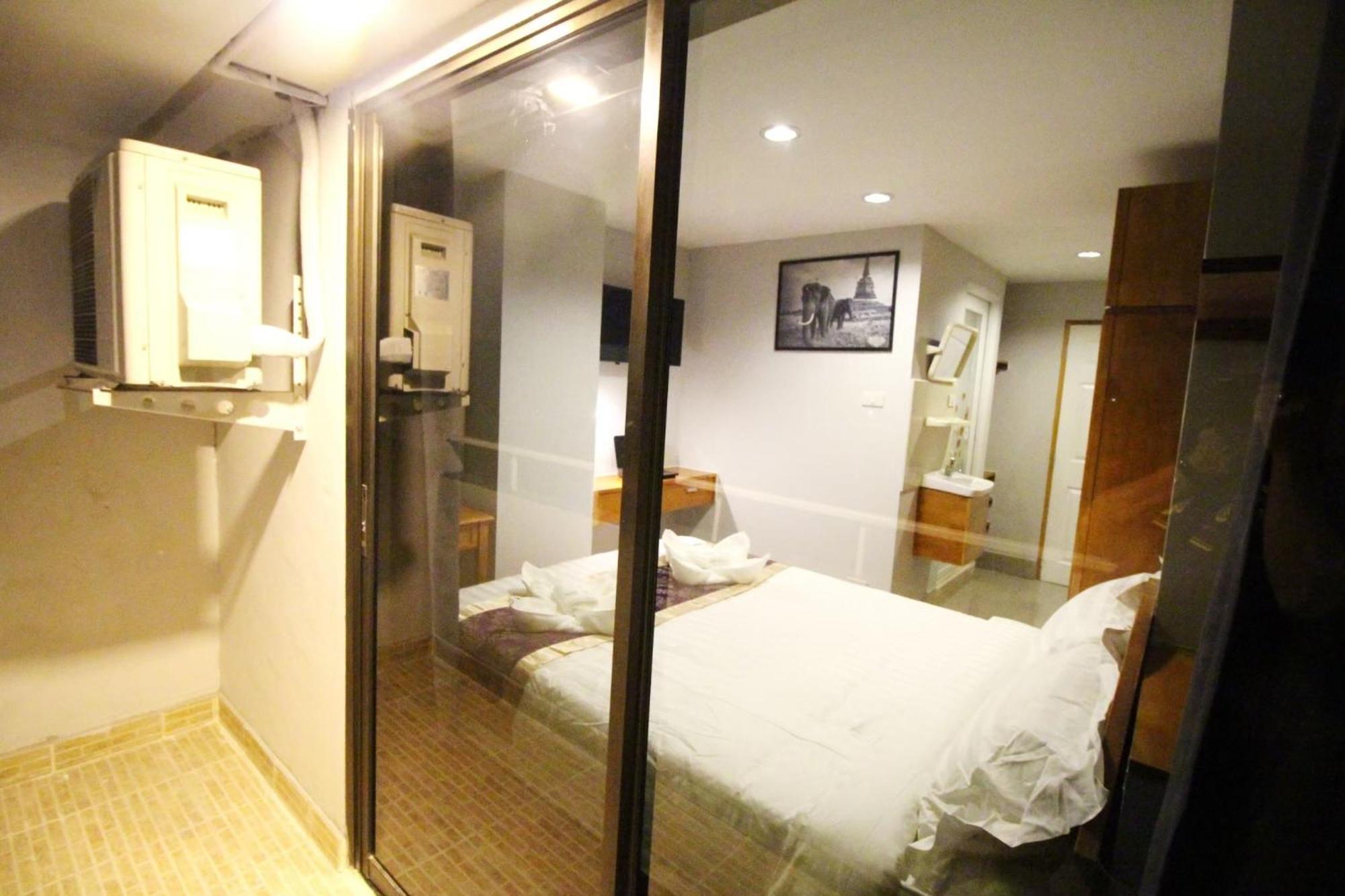 L Love hotel Bangkok