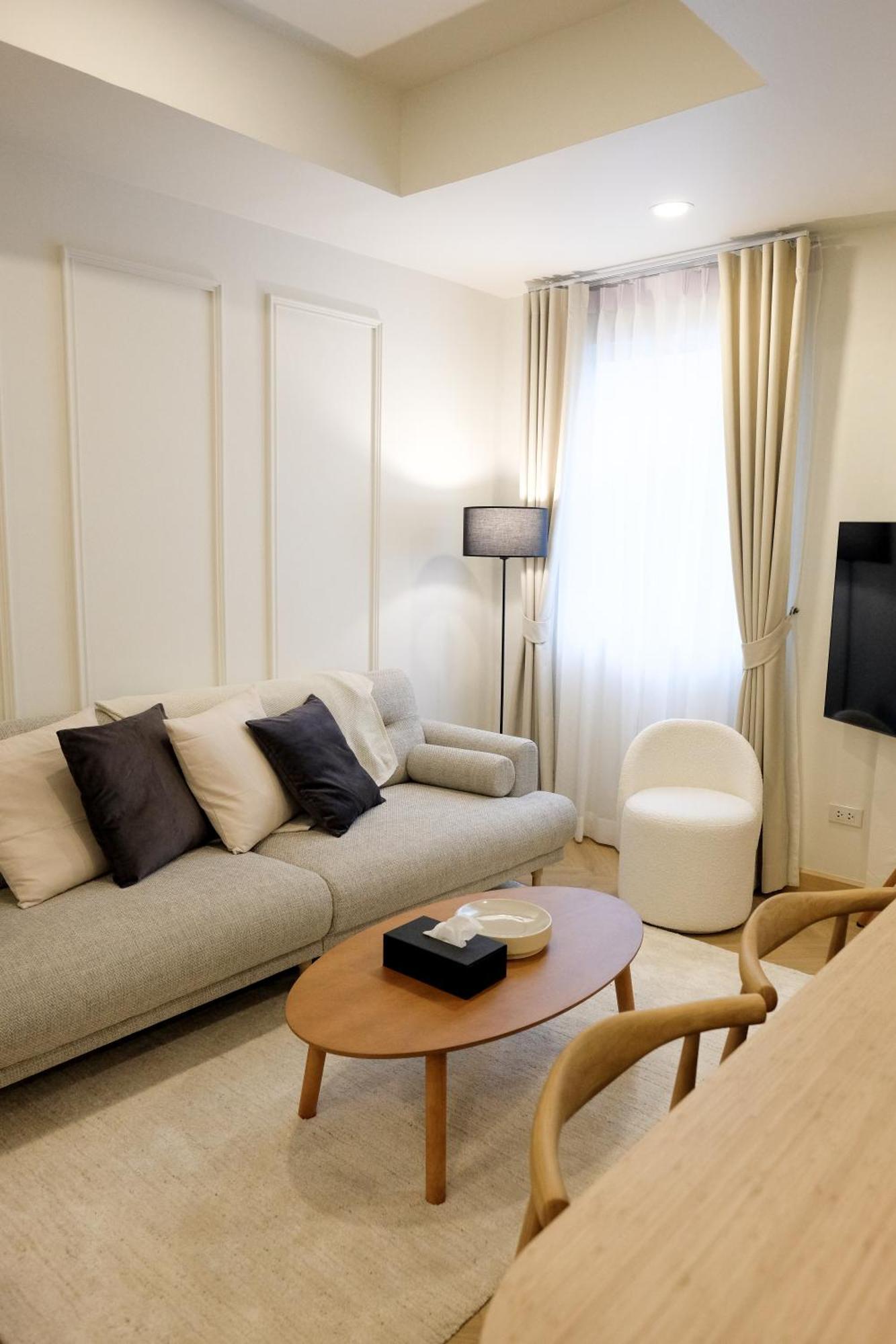 Upscale 3-bedroom 3-bathroom 1 Min To Bts Prompong Apartment *