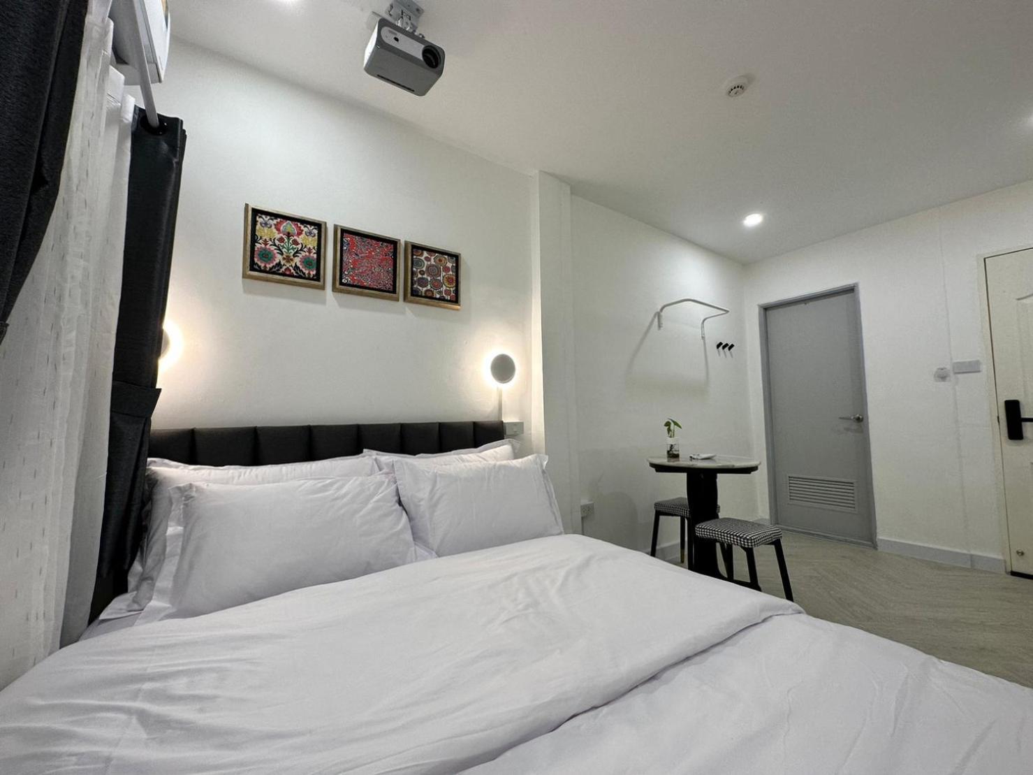 The White Den Sukhumvit 44 Albergue *