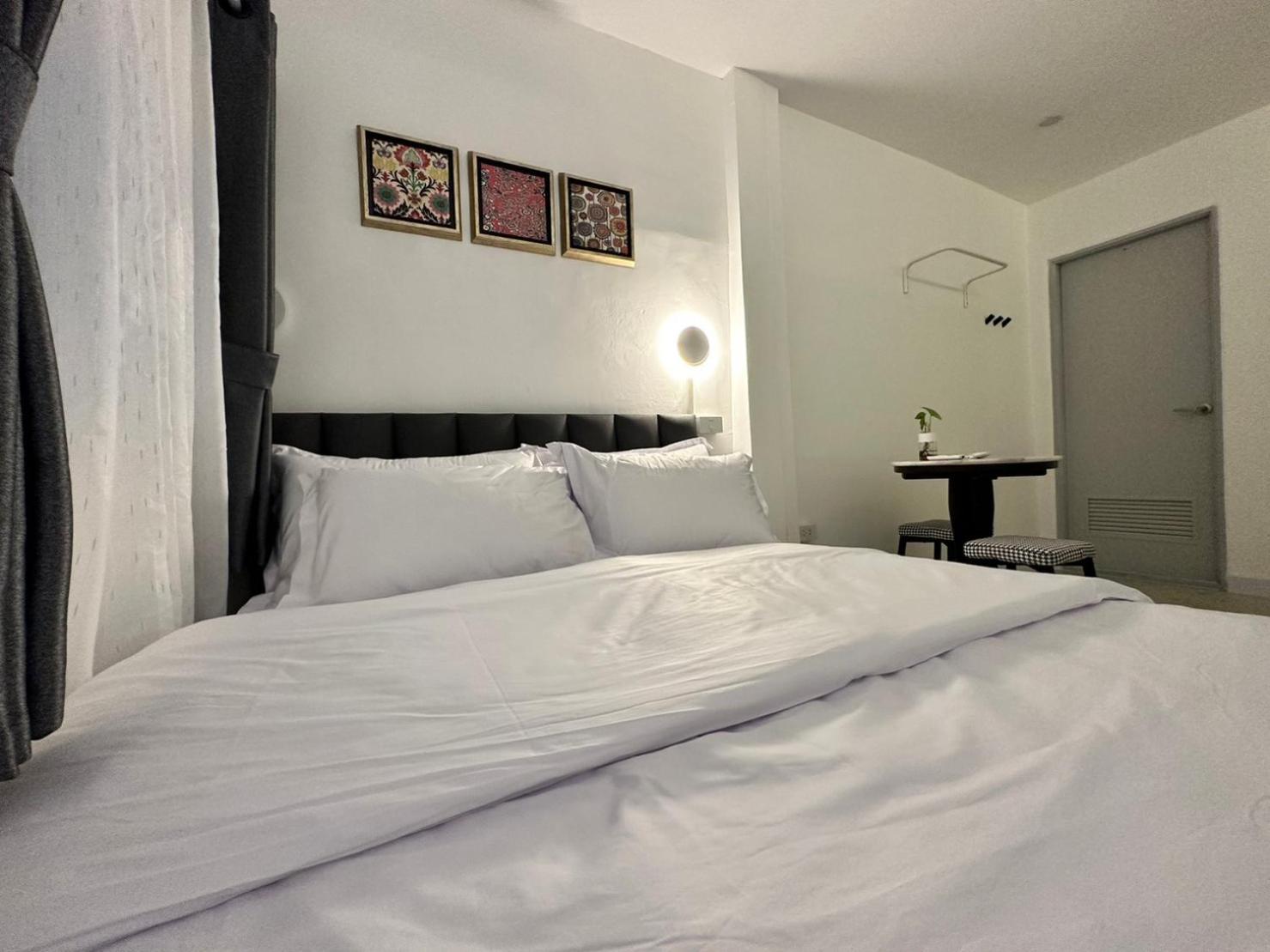 The White Den Sukhumvit 44 * Banguecoque