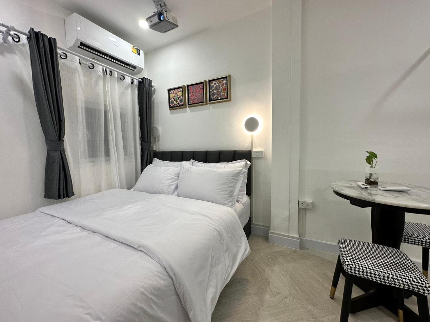 The White Den Sukhumvit 44 * Banguecoque