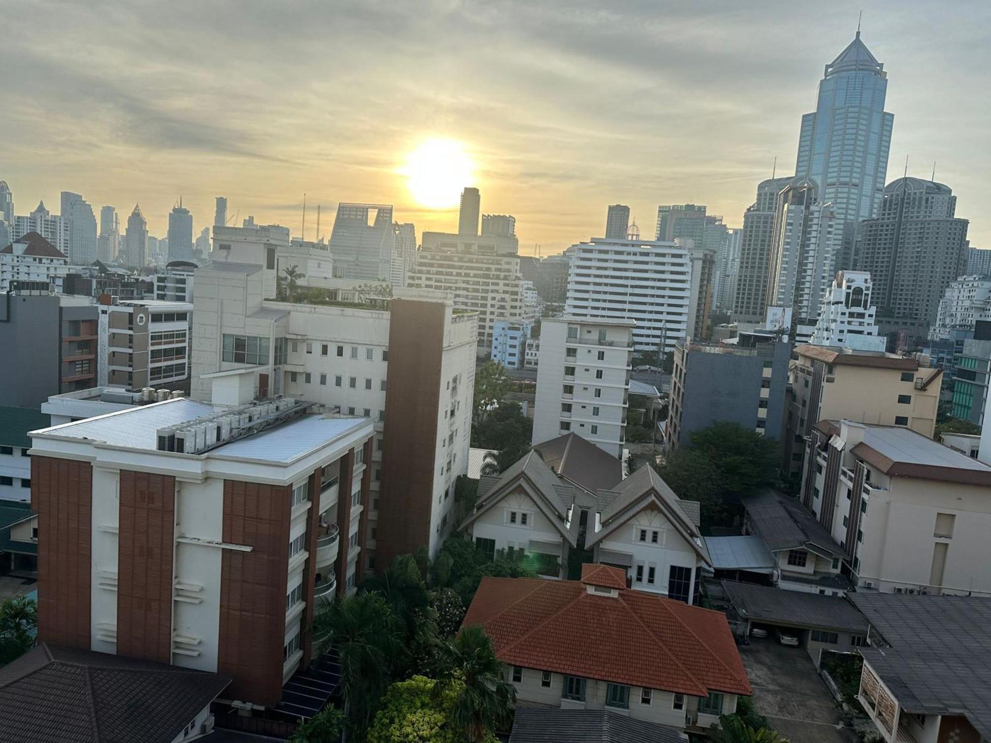 Apartment Omni Tower Cozy By Direct Bangkok