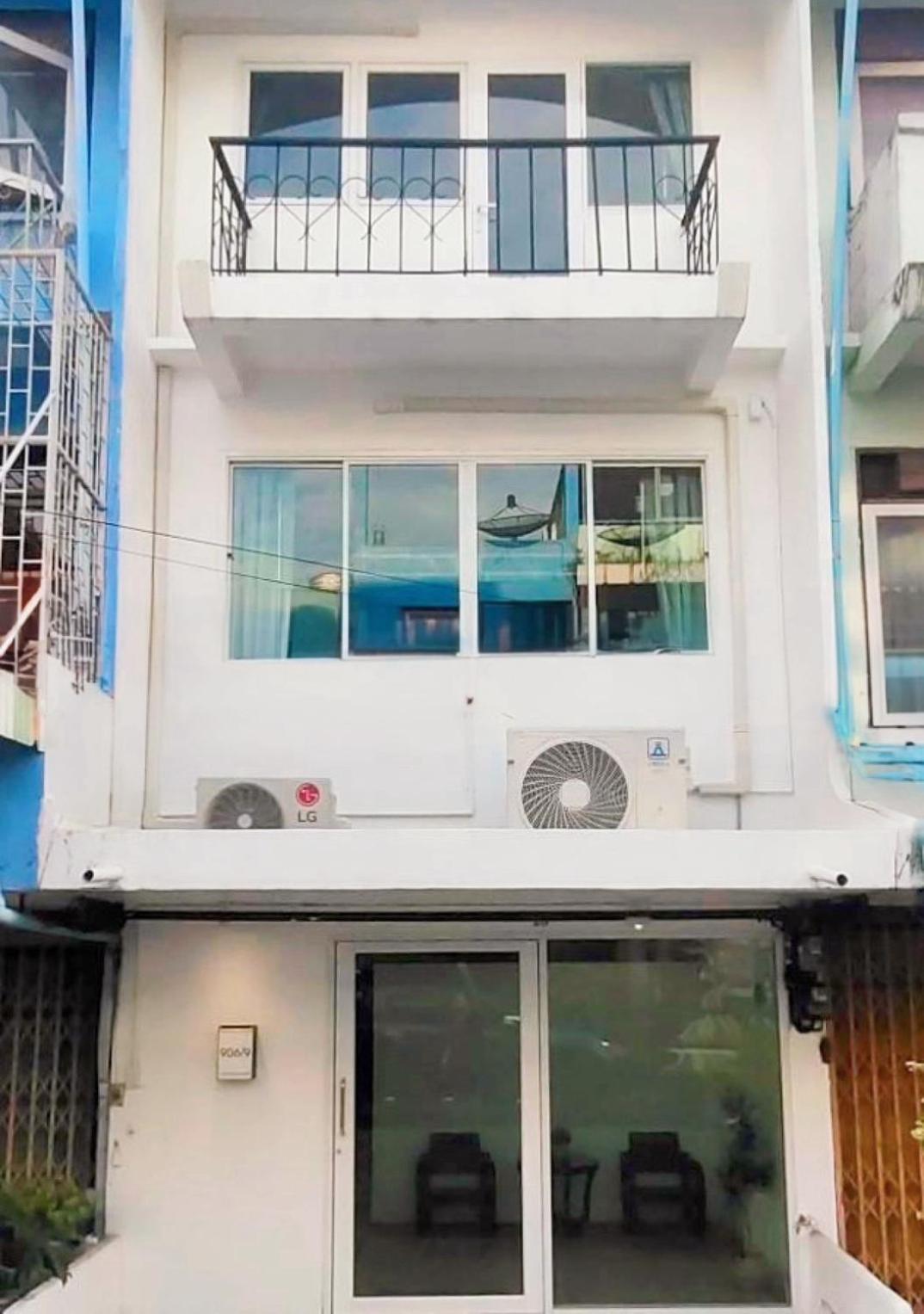 Whole 3-storey House Right In The Local Community. Pangsapuri *