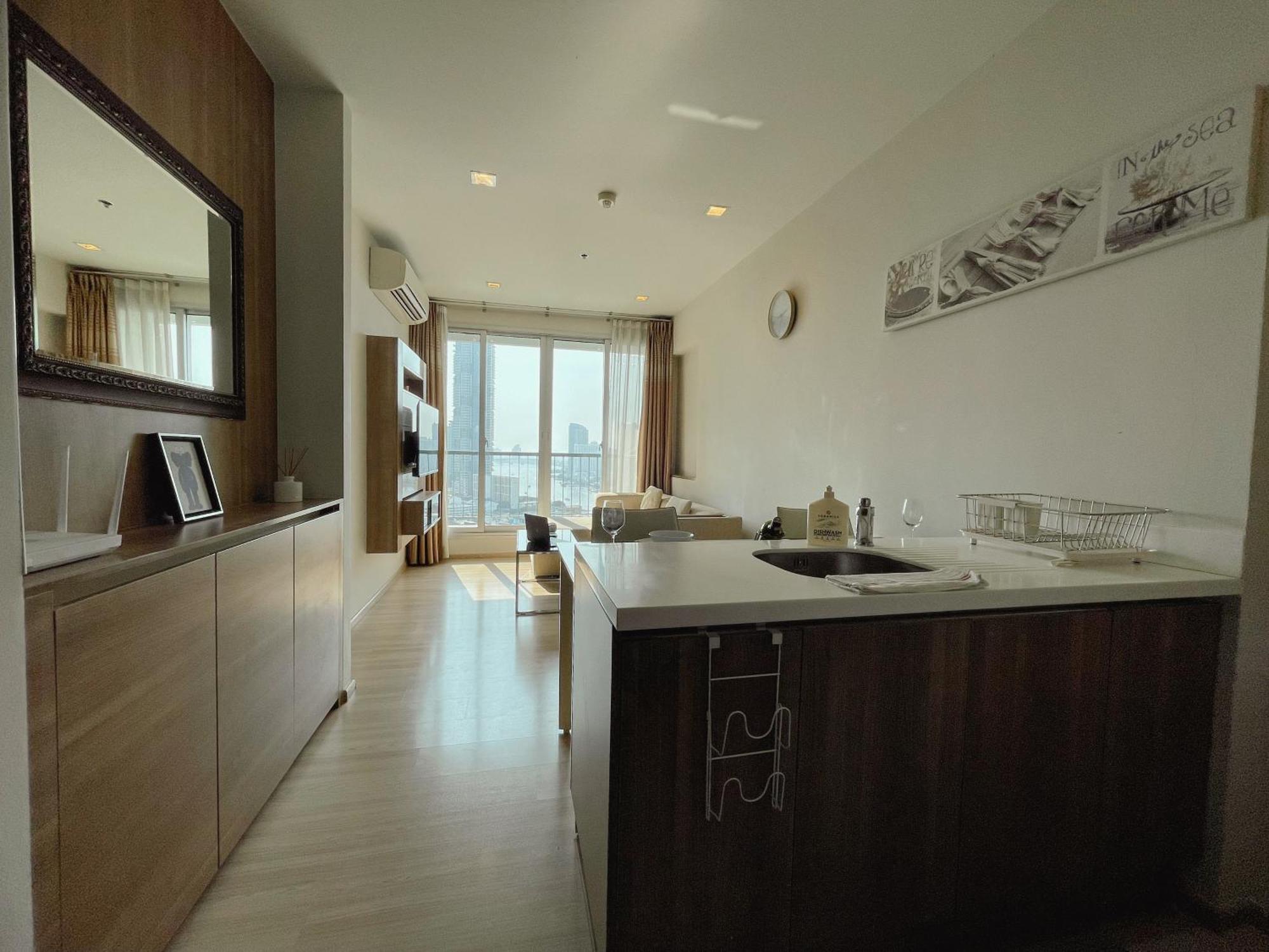 Luxurious River View With Train Access Apartment