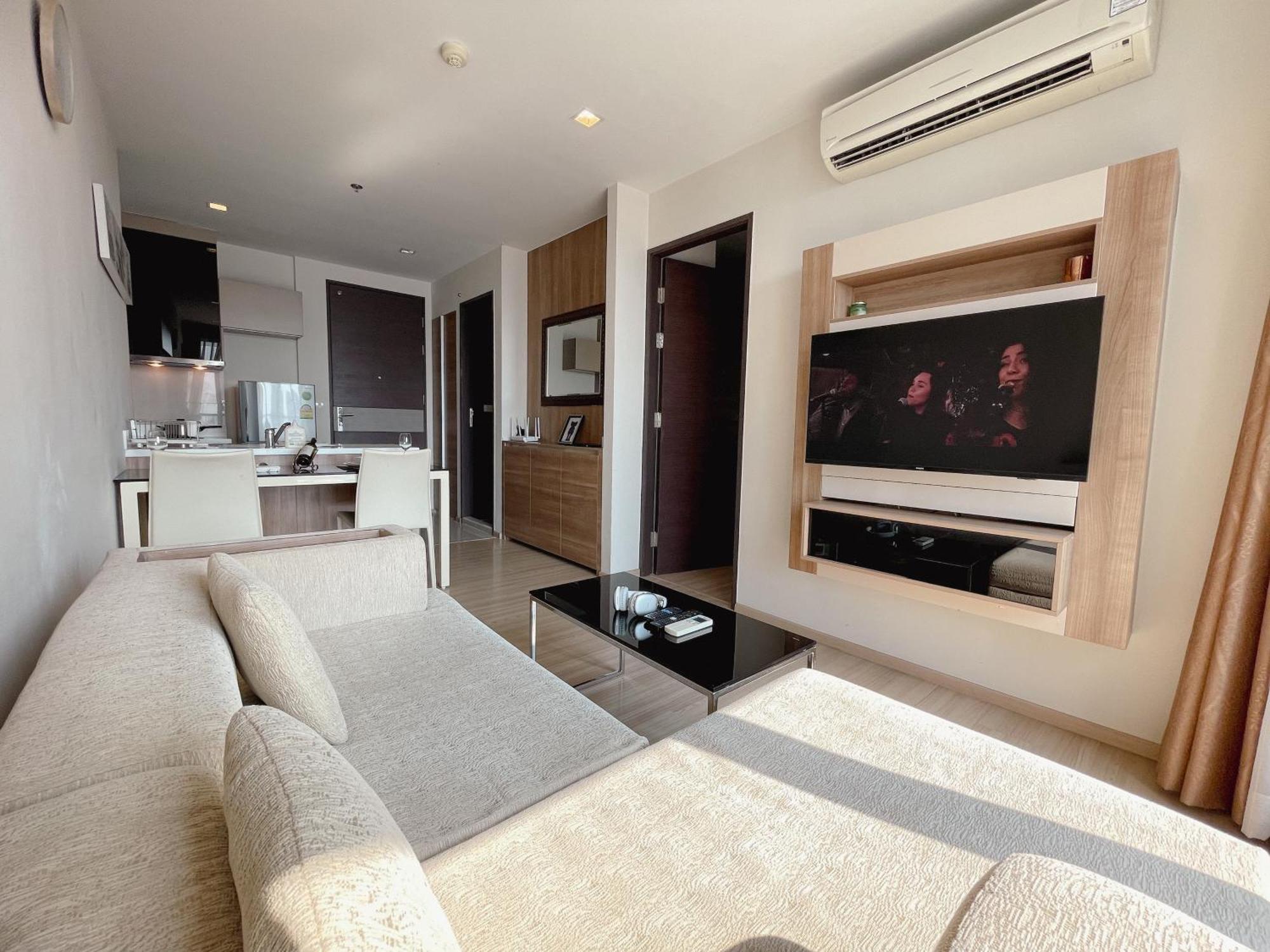 Luxurious River View With Train Access *