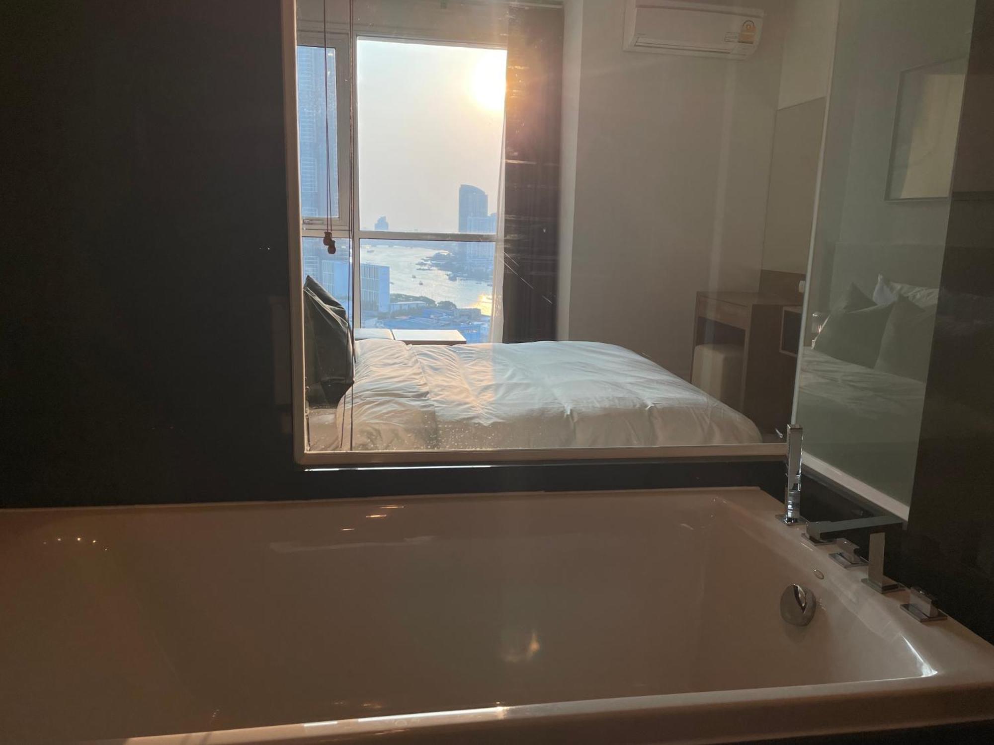 Luxurious River View With Train Access *