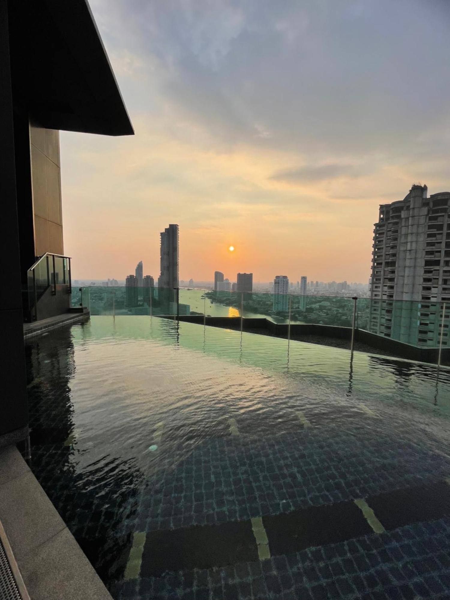 Luxurious River View With Train Access *