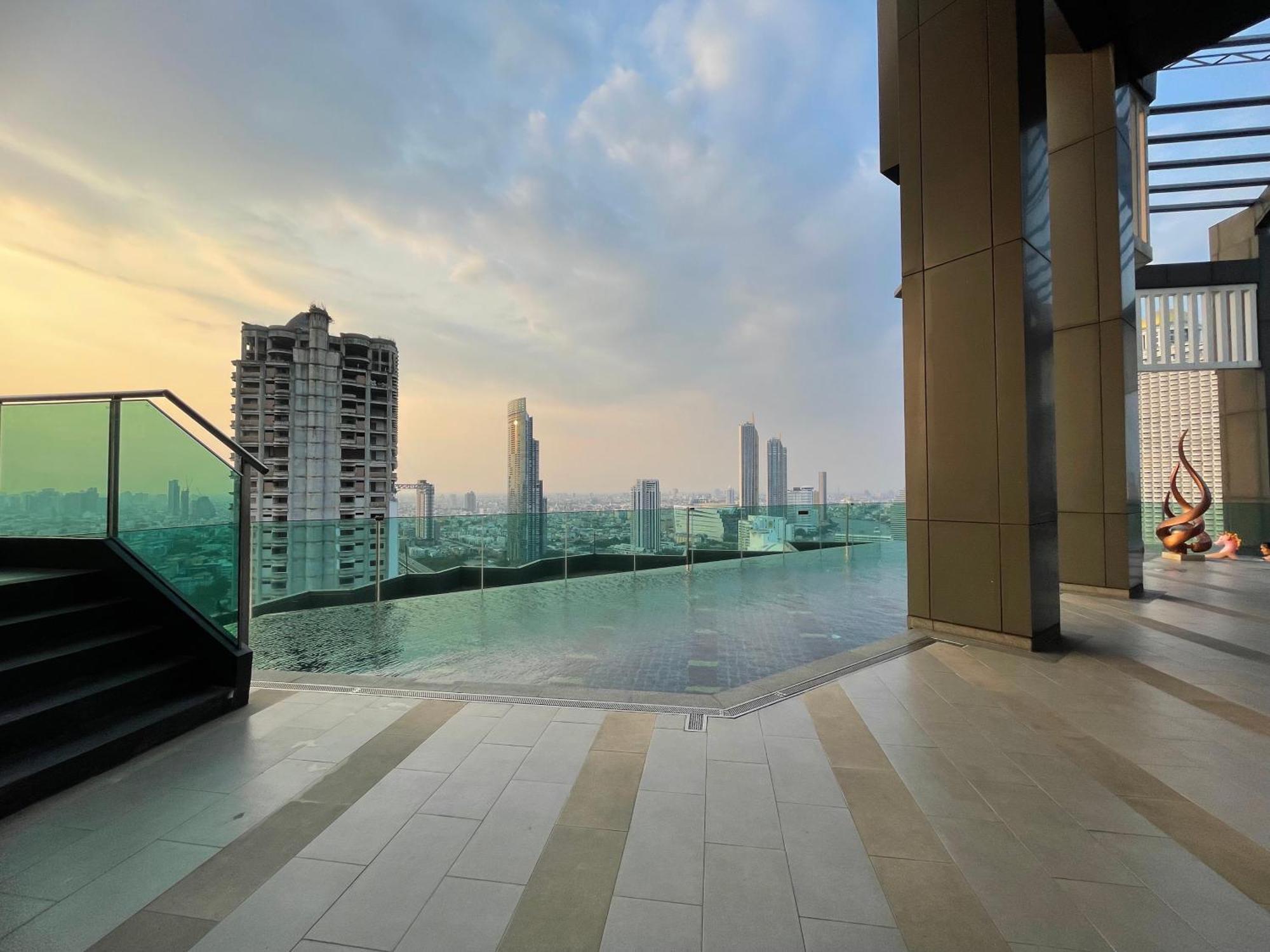 Luxurious River View With Train Access Apartment *
