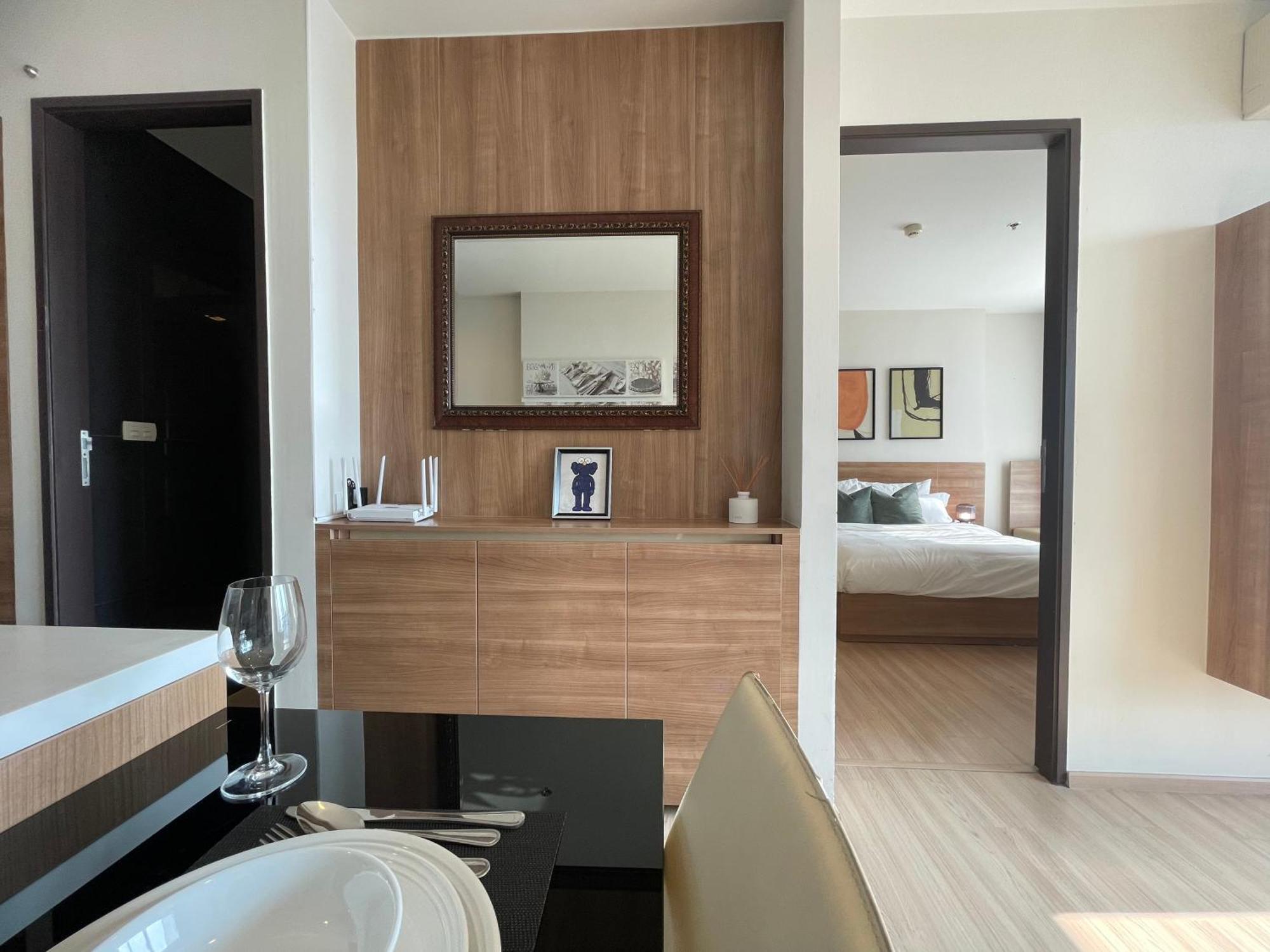 Luxurious River View With Train Access Apartment