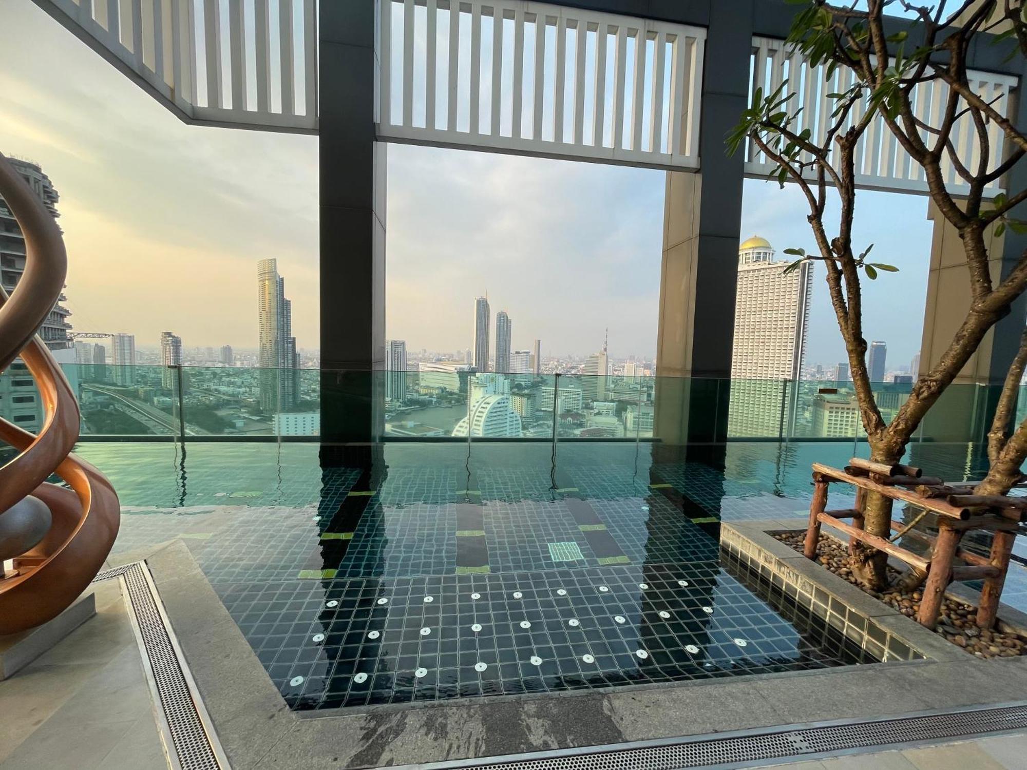 Luxurious River View With Train Access *