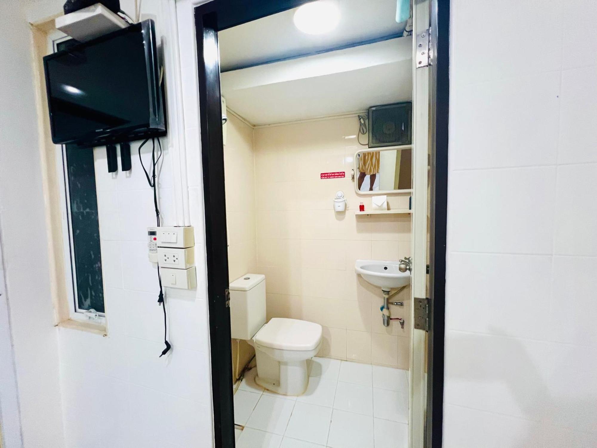 Ree House-asoke Bts Bed & Breakfast