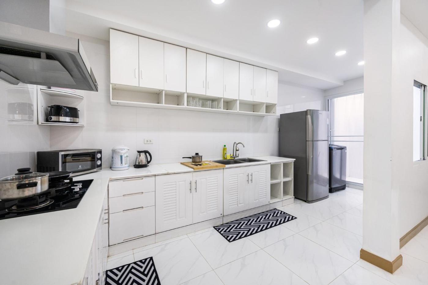 Miq Hk111-4br Ratchada-huaykwang 14pax Bangkok