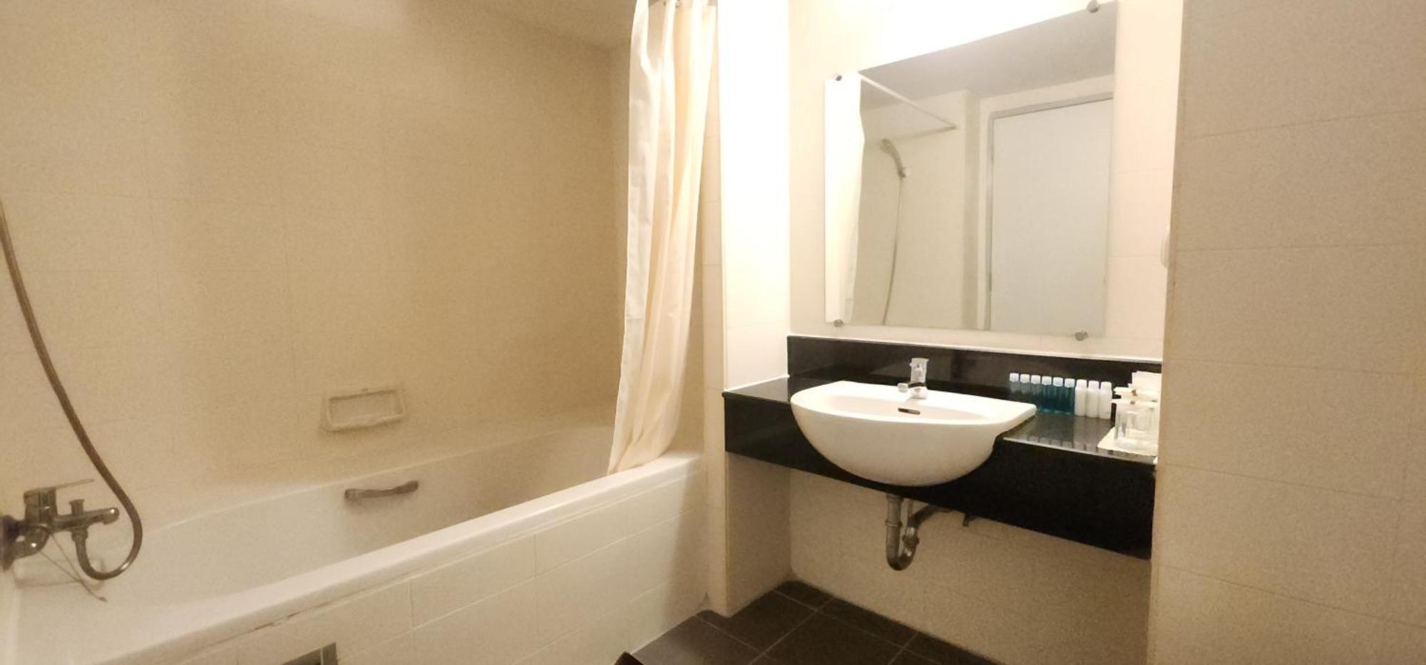 Prom Ratchada Hotel 4*