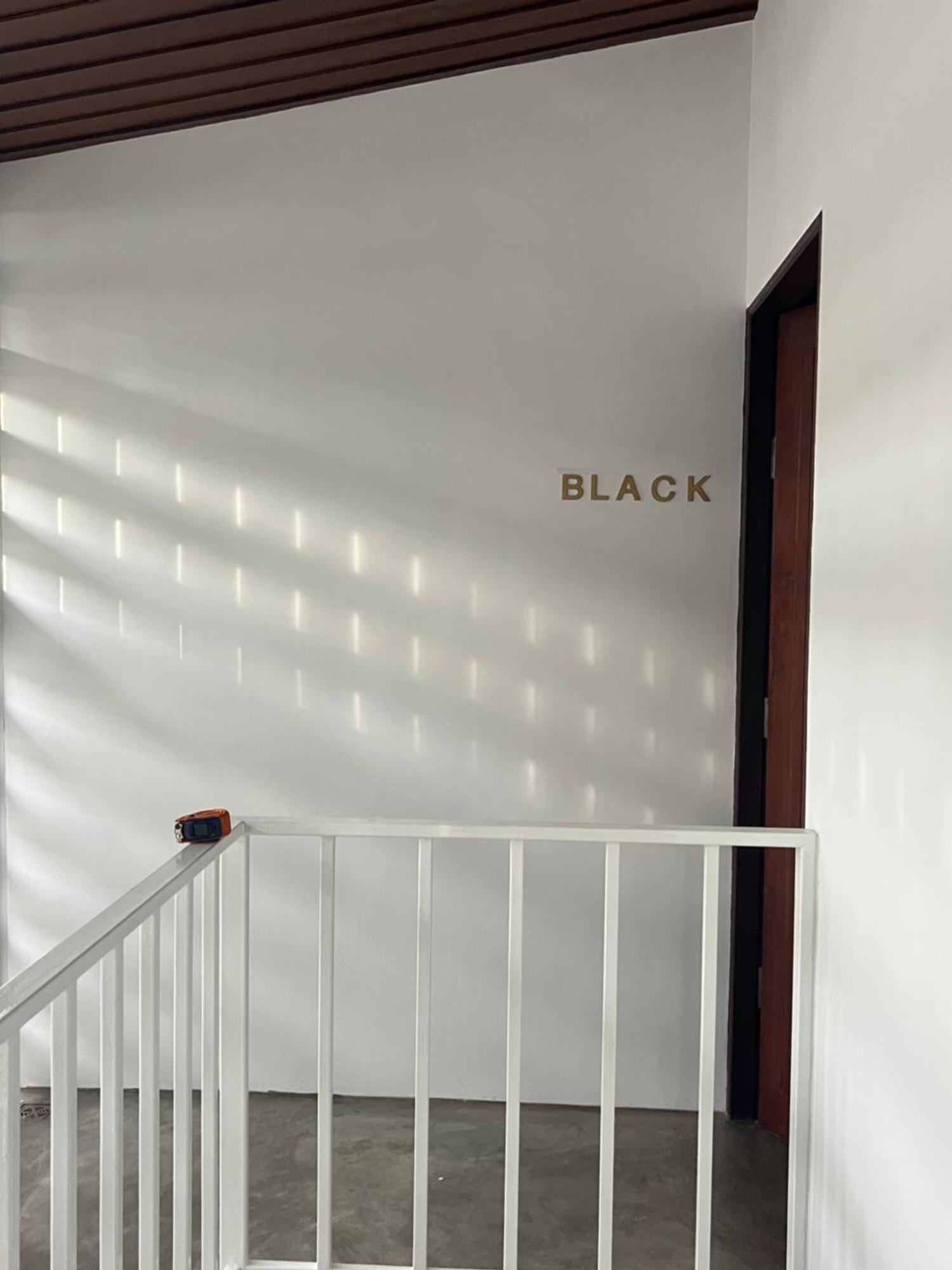 Mr Black & Ms White -self Check In * Banguecoque