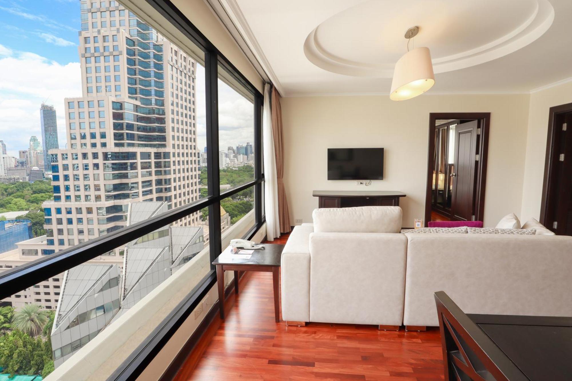 Bandara Silom, Hotel