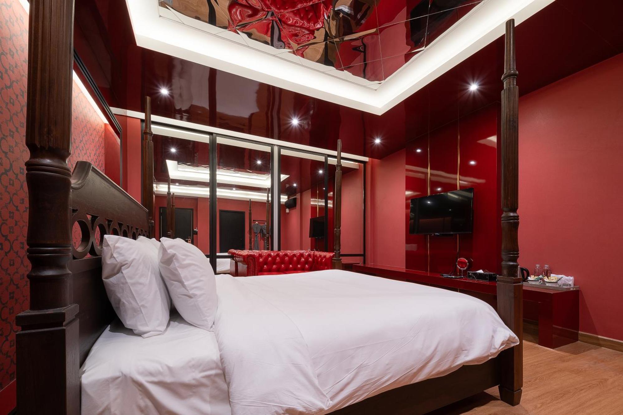 G Boutique Silom 3*