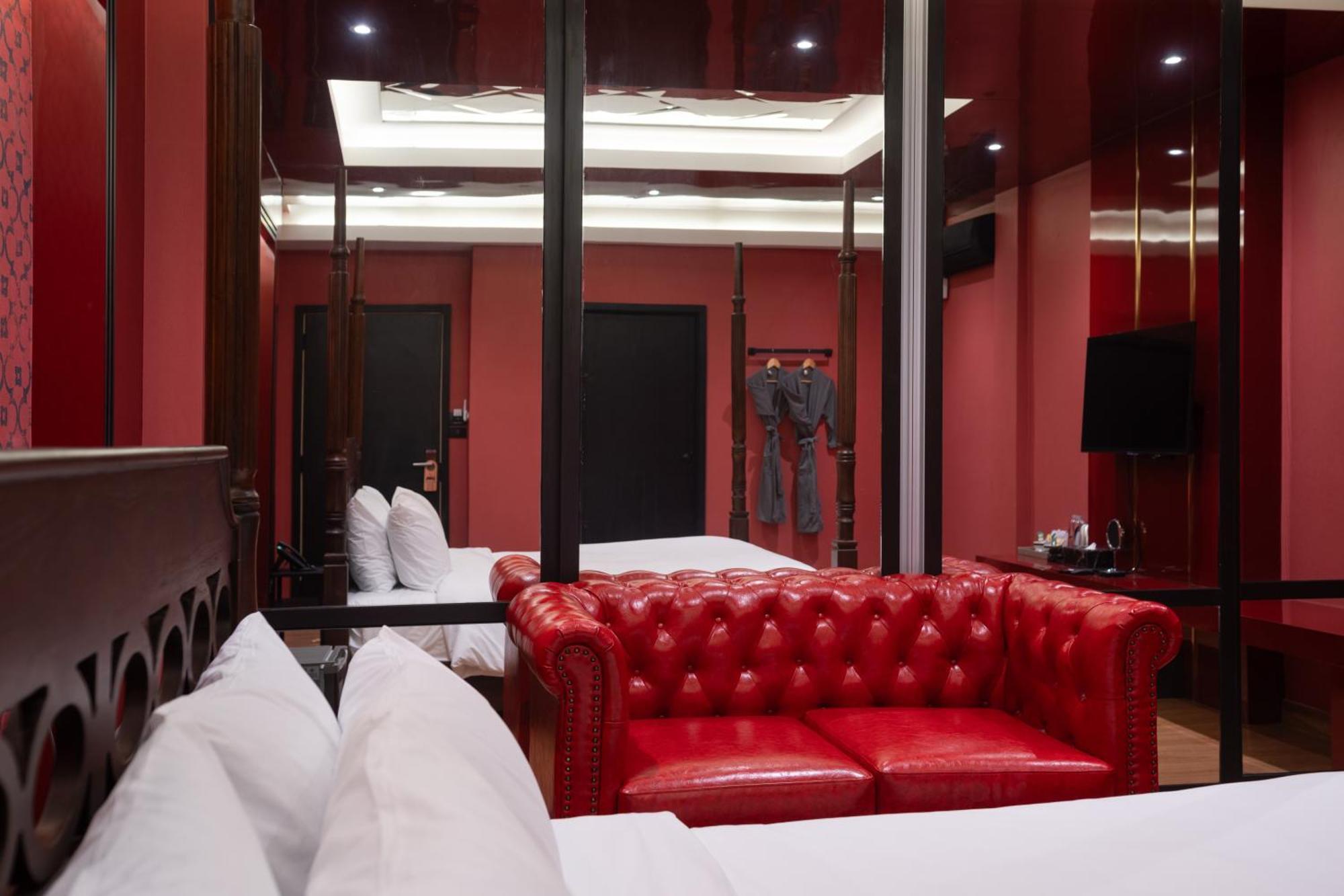 G Boutique Silom 3*