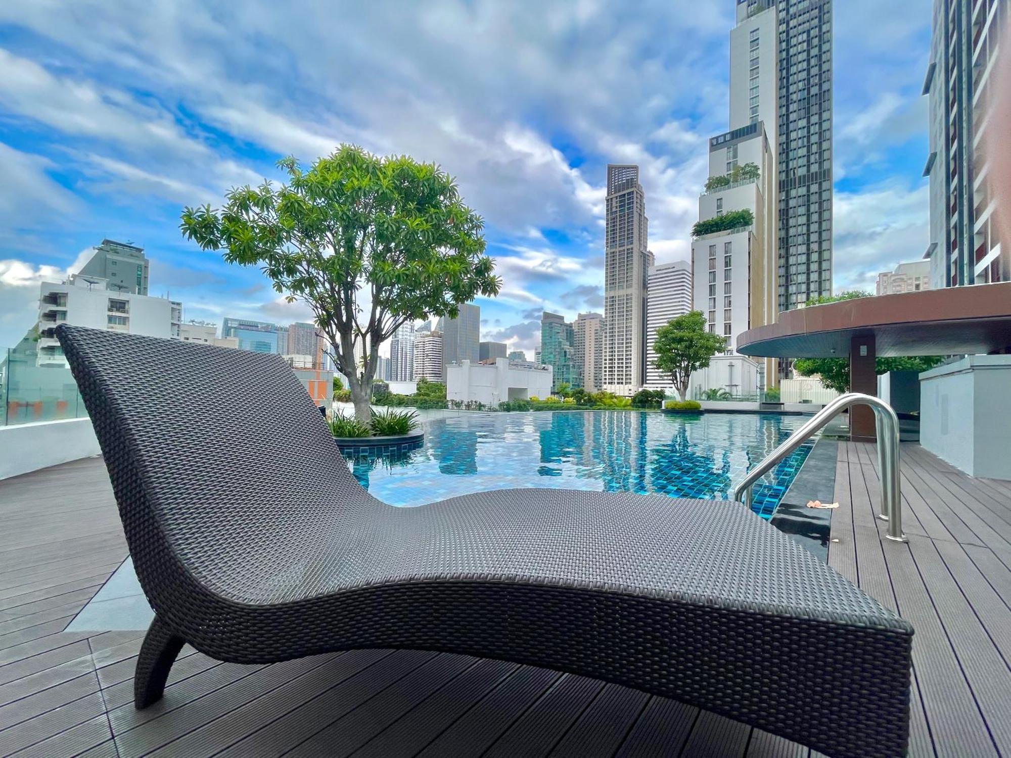 Cozy Studio Walk To Bts Free Wi-Fi Great Location Apartment *