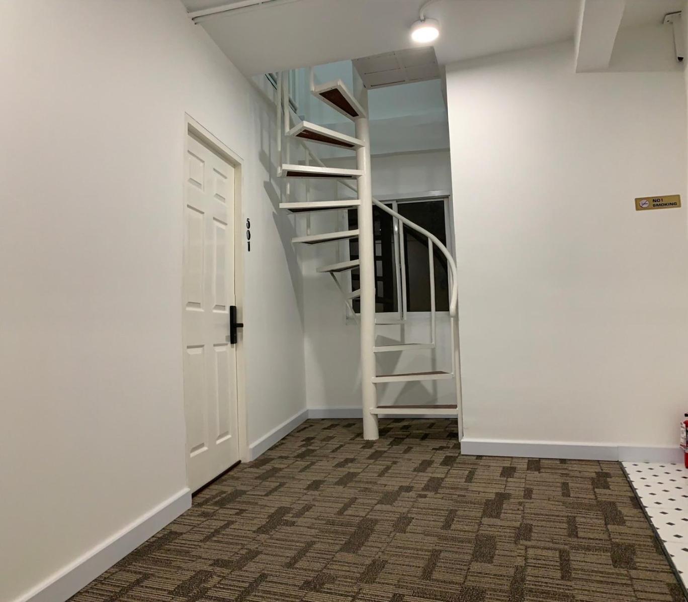 The White Den Sukhumvit 44 Albergue