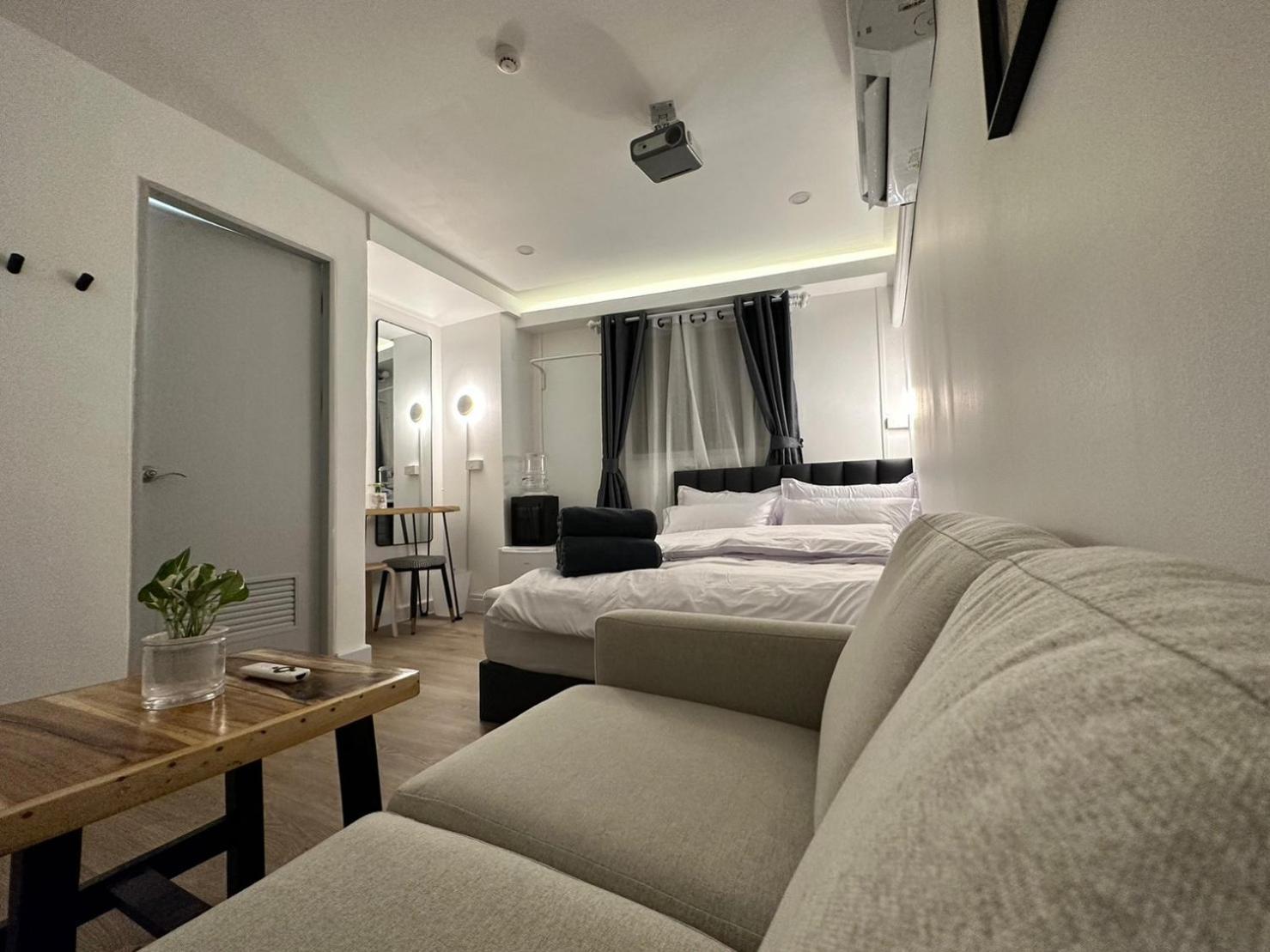 The White Den Sukhumvit 44 Banguecoque