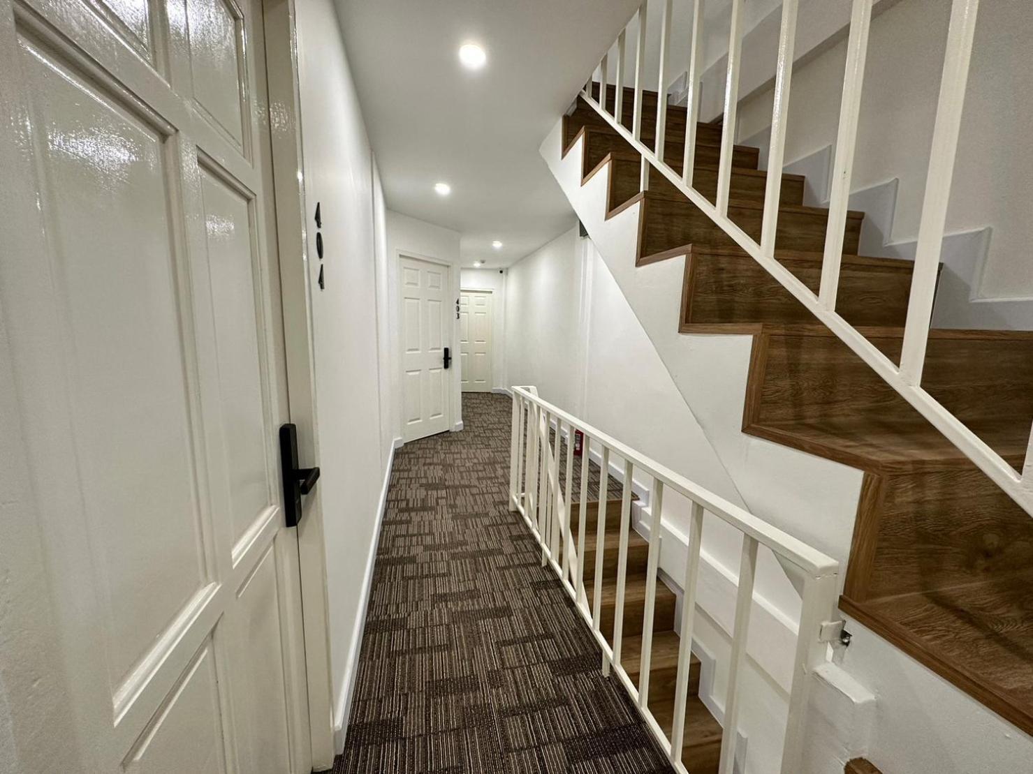 The White Den Sukhumvit 44 Albergue