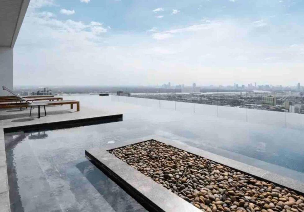 2 Bedrooms, 300 Metres Bts Ekkamai,sukhumvit Apartment *
