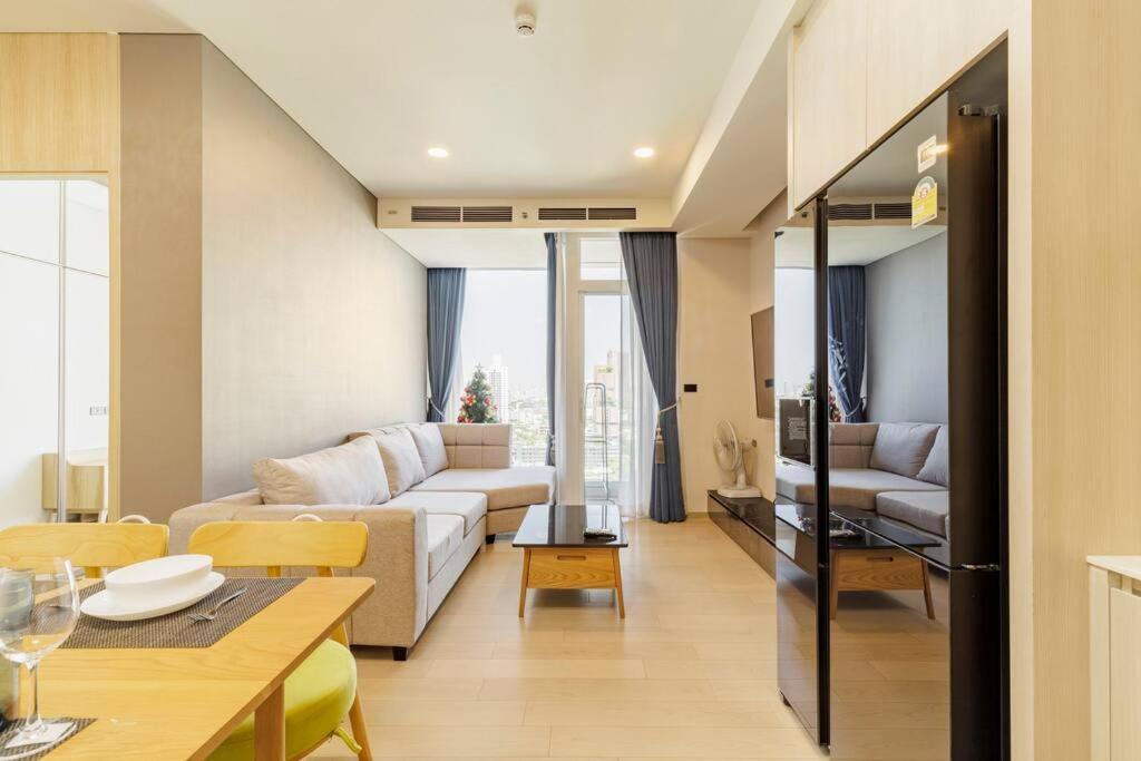 2 Bedrooms, 300 Metres Bts Ekkamai,sukhumvit Apartment
