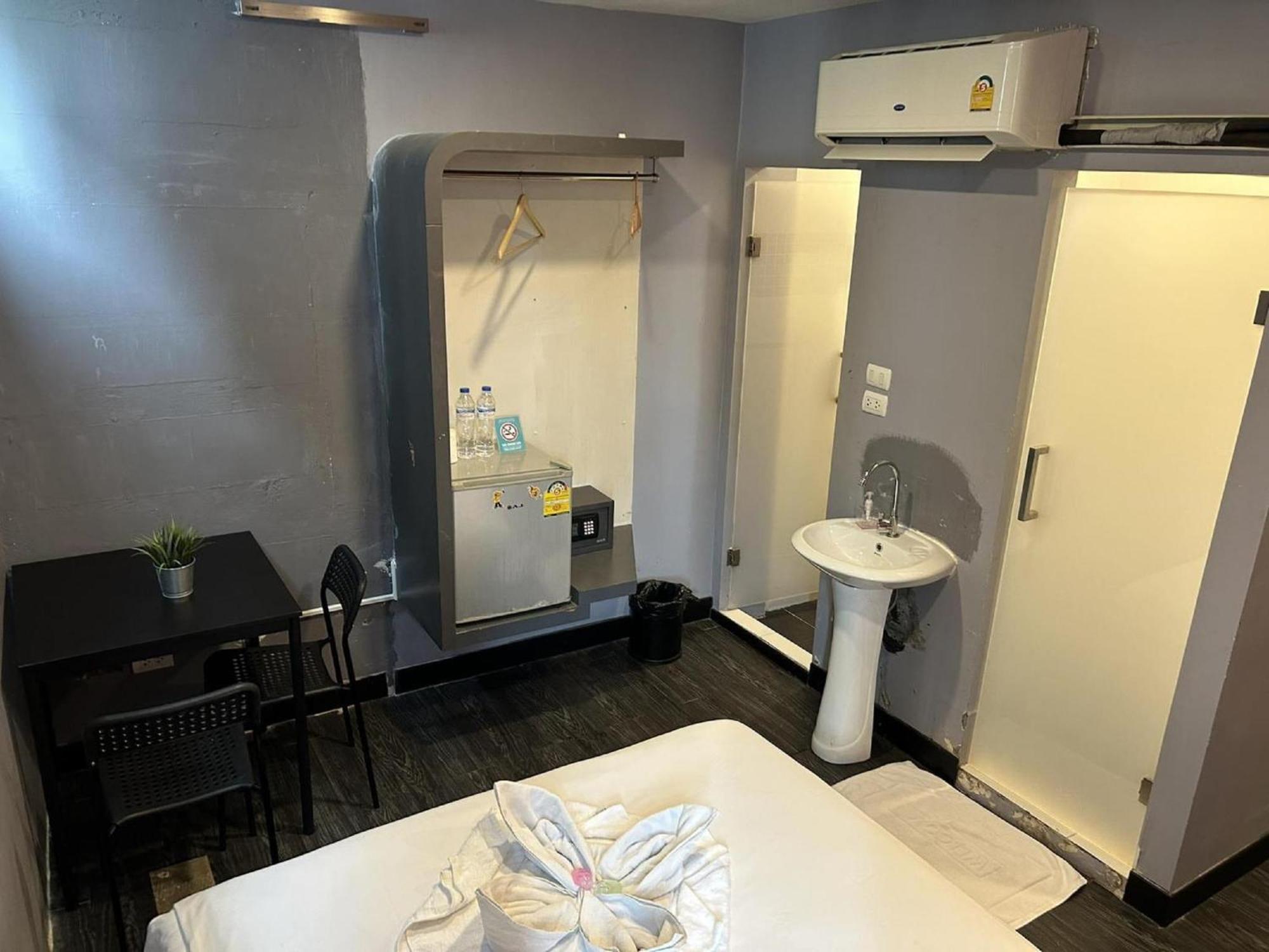 Cheqinn - Sukhumvit 4 Nana Plaza Hostel *