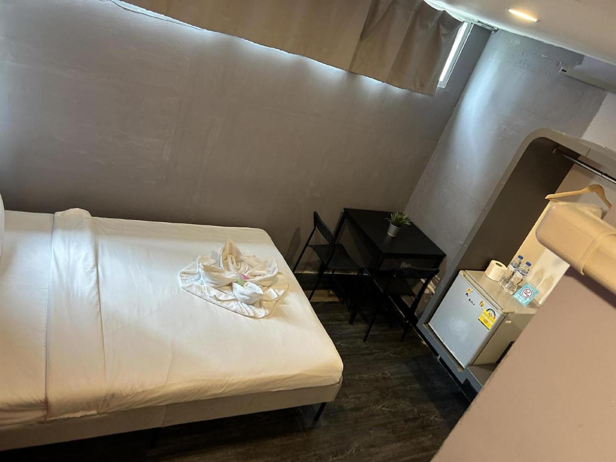 Hostel Cheqinn - Sukhumvit 4 Nana Plaza