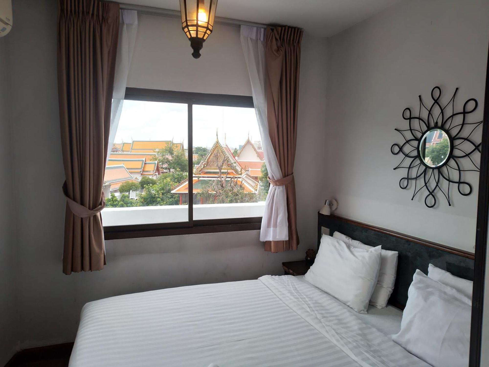 Chetuphon Gate Hotel