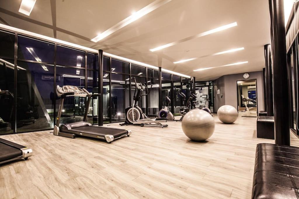 Fully Furnished, View, Pool, Gym, Wifi *