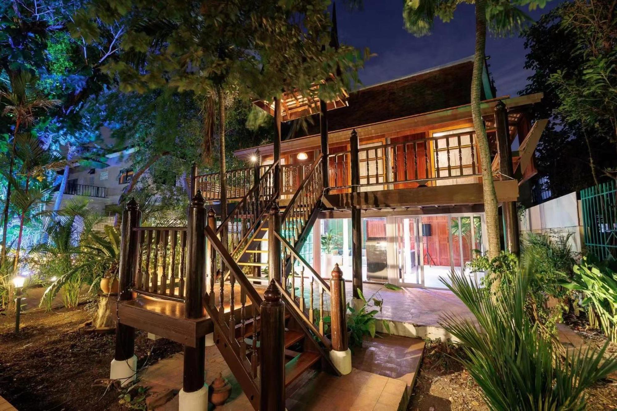 Villa 曼谷2000平方米庄园别墅，超大泳池sukhmvit位置绝佳，9间卧室，私人ktv Bangkok