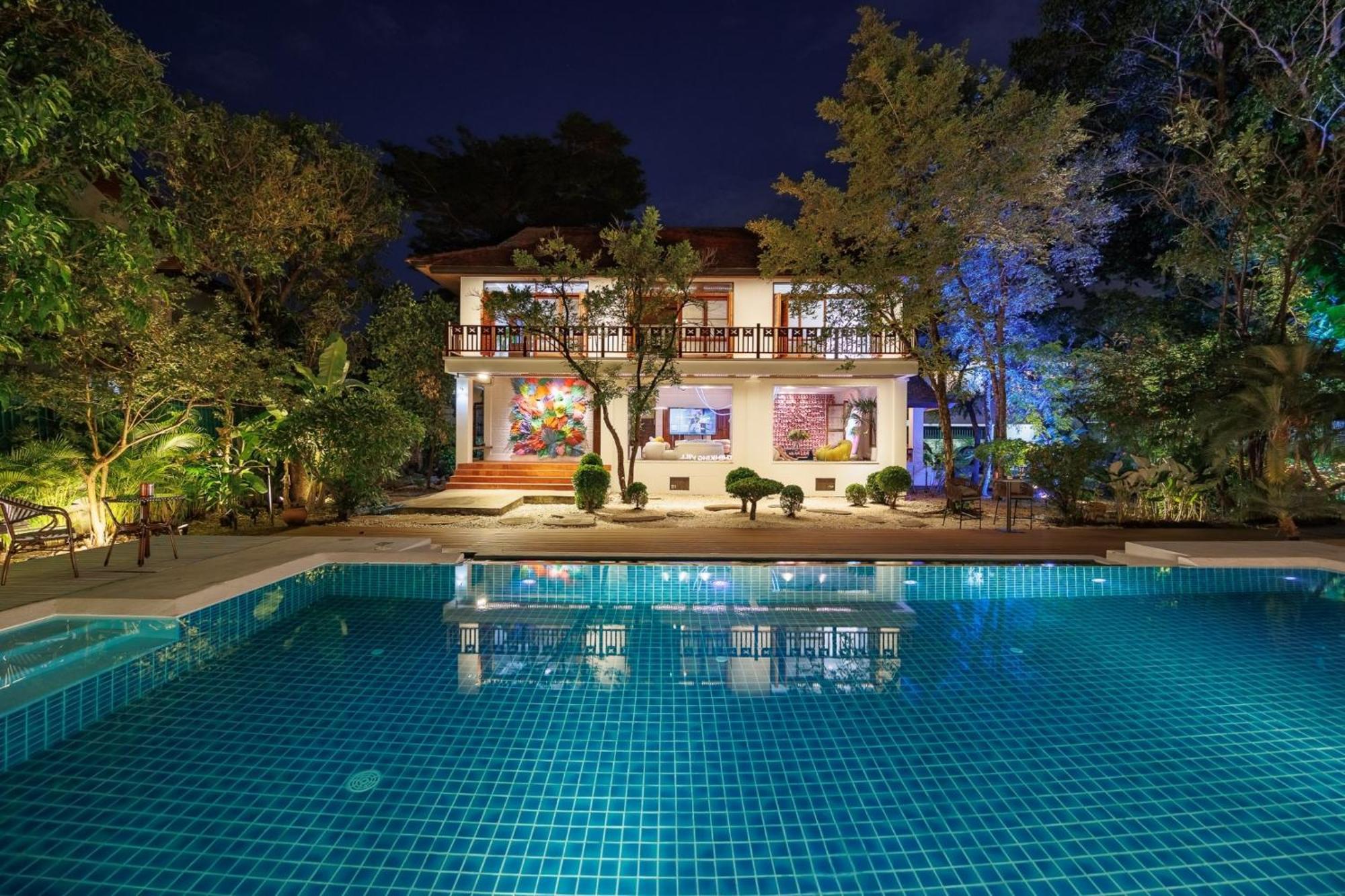 曼谷2000平方米庄园别墅，超大泳池sukhmvit位置绝佳，9间卧室，私人ktv Villa Bangkok