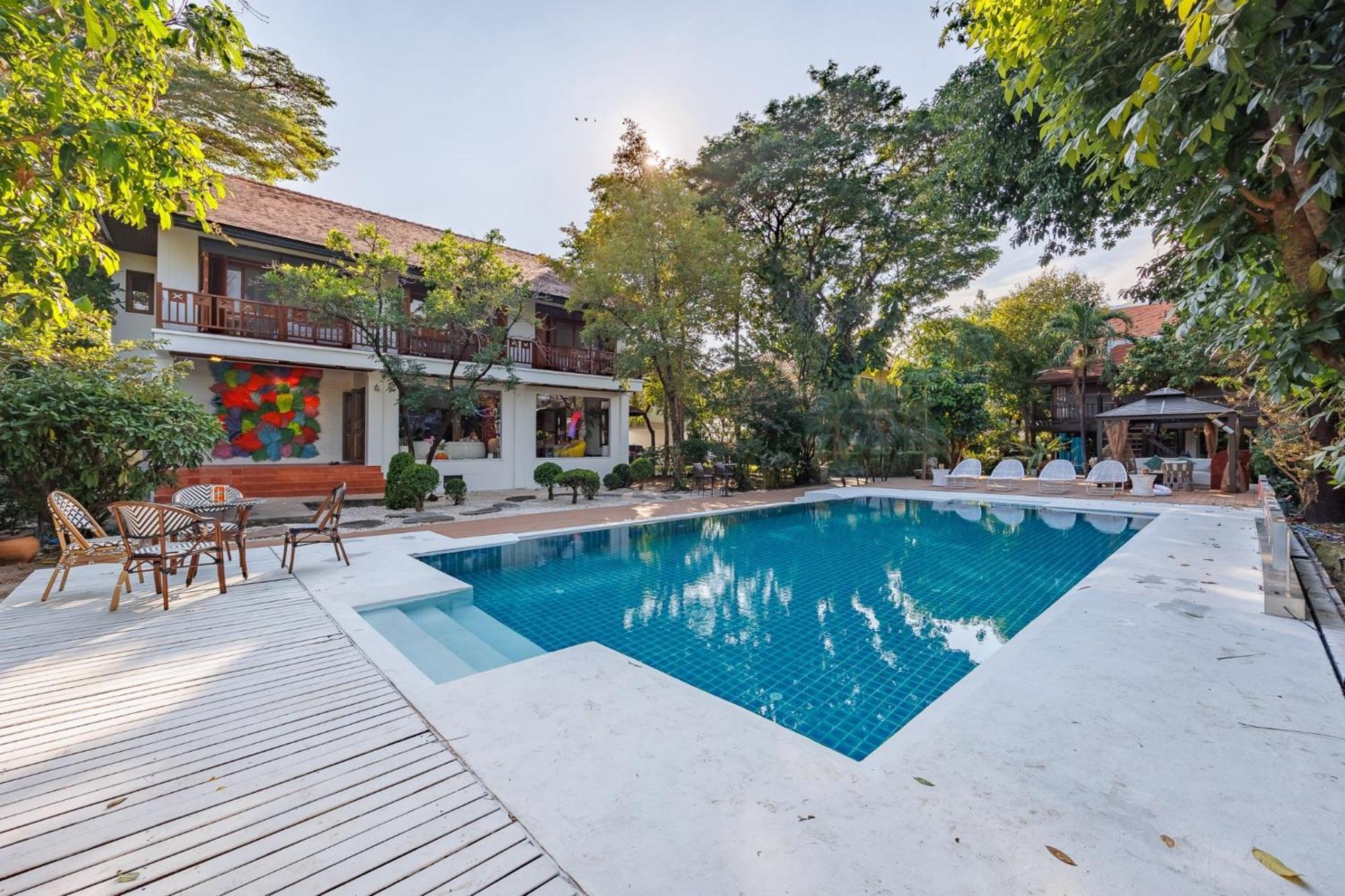 曼谷2000平方米庄园别墅，超大泳池sukhmvit位置绝佳，9间卧室，私人ktv Villa Bangkok