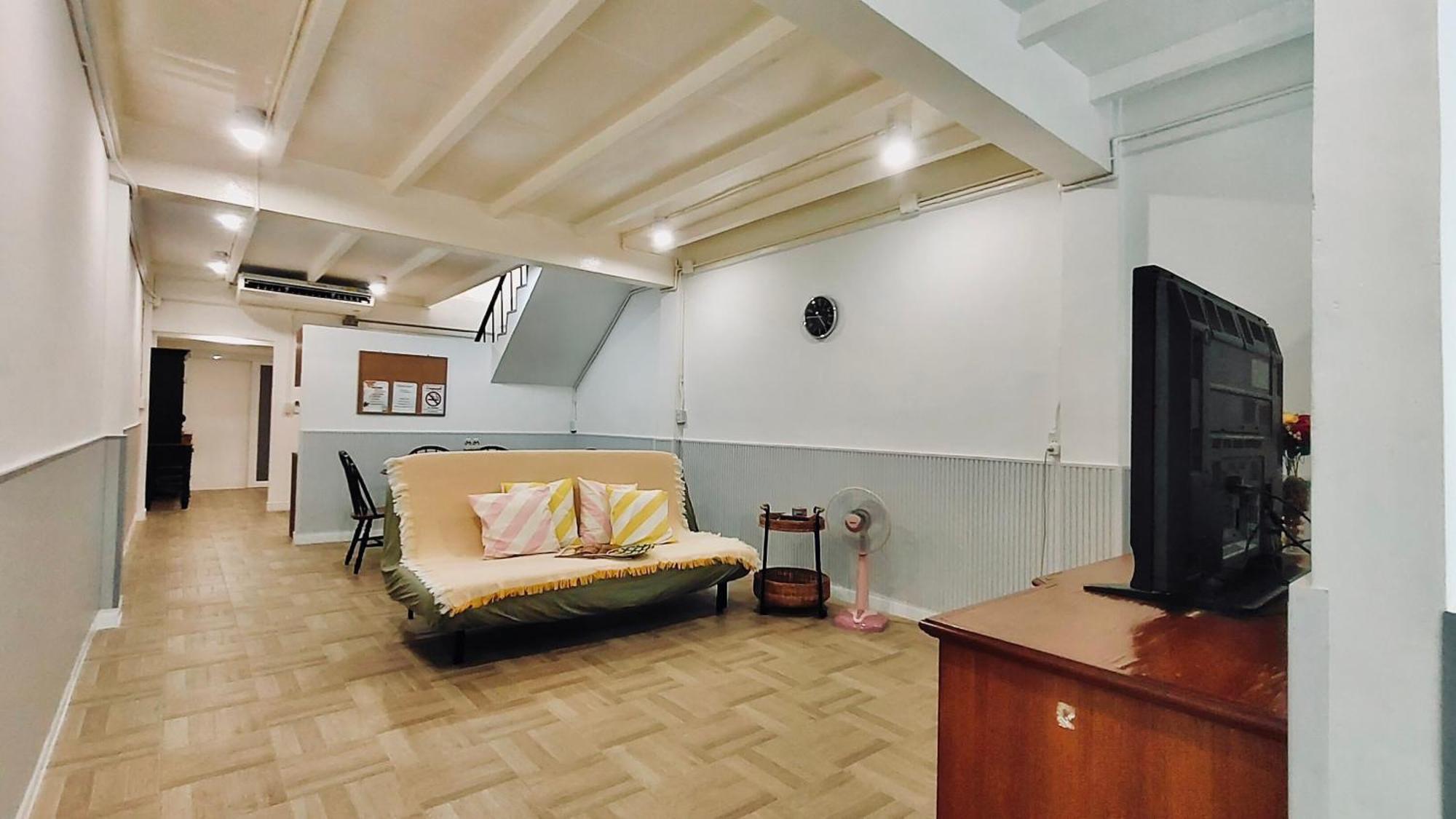 Whole 3-storey House Right In The Local Community. Pangsapuri Bangkok