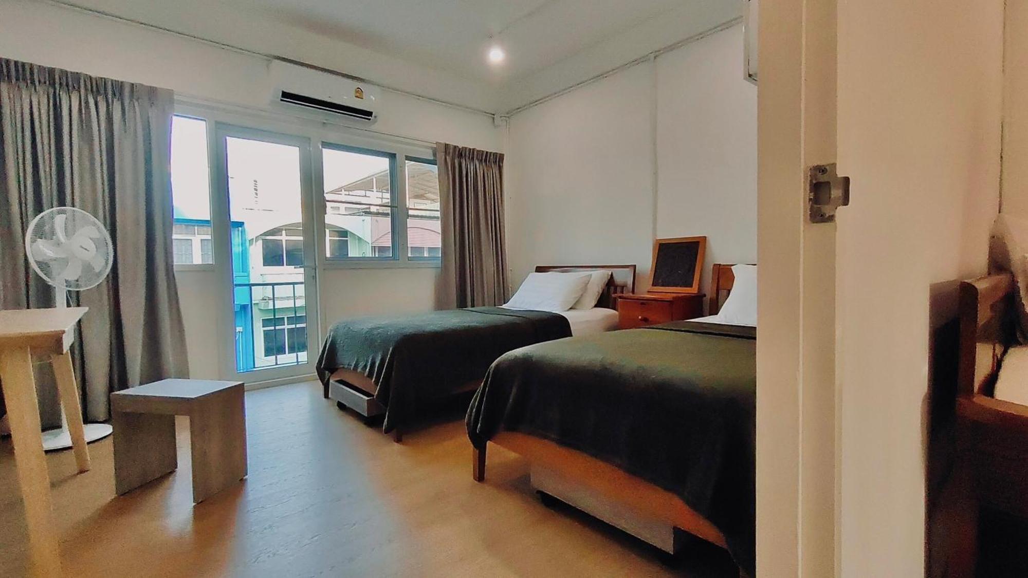Whole 3-storey House Right In The Local Community. *