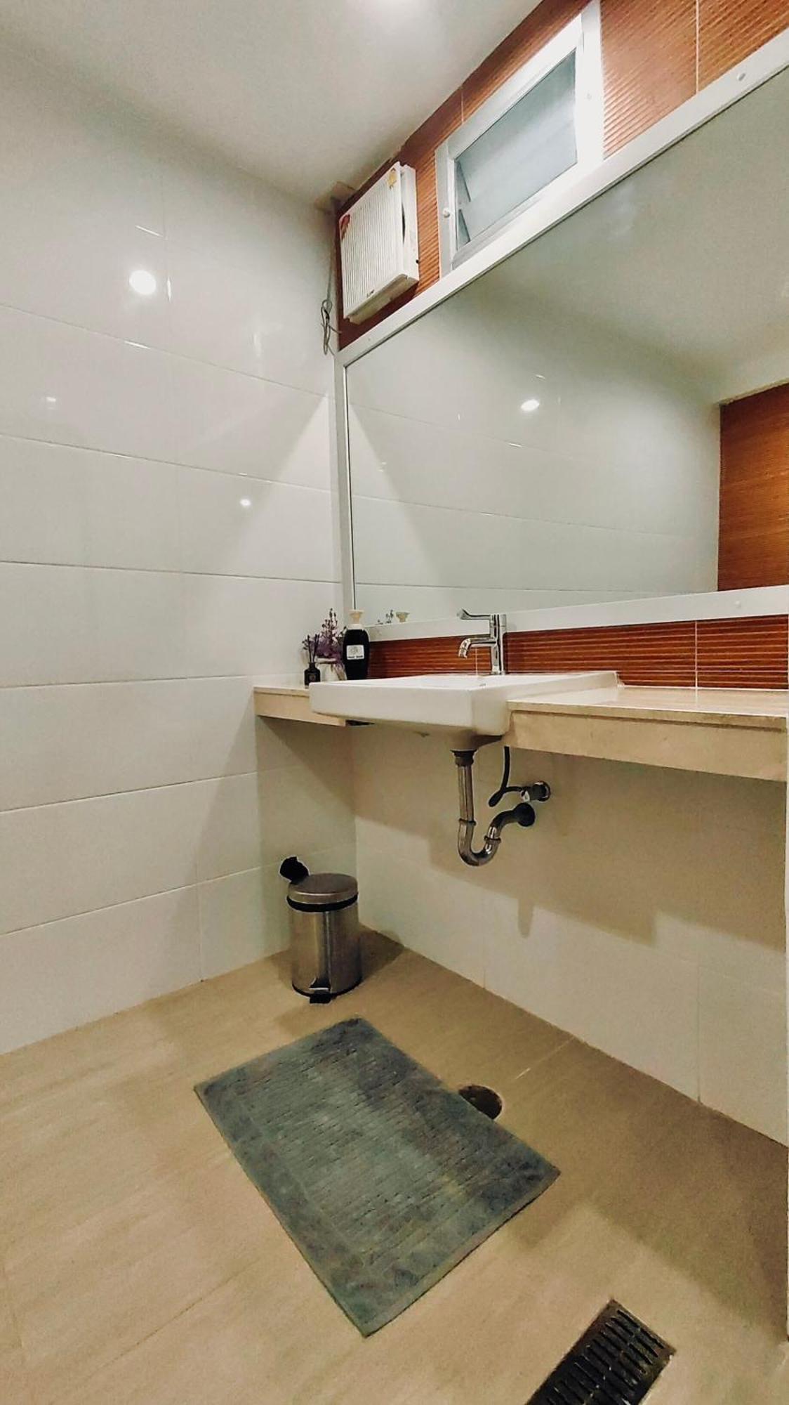 Pangsapuri Whole 3-storey House Right In The Local Community. Bangkok