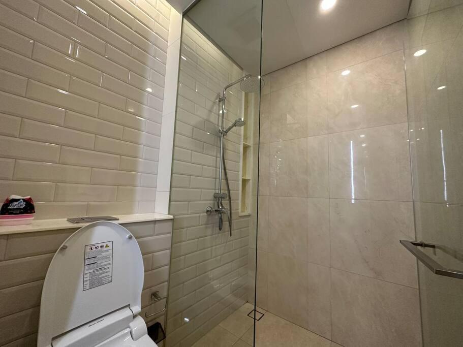 S42 Sukhumvit Wyndham Garden Ekkamai Swimming Gym Apartment Bangkok