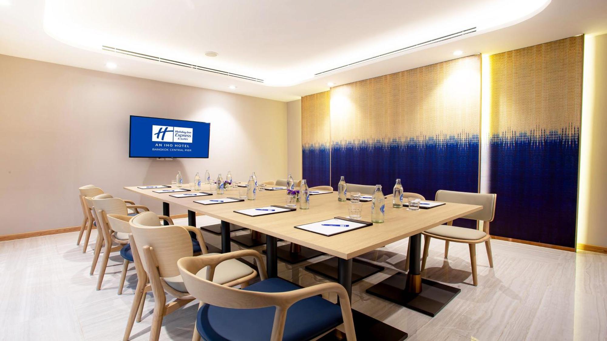 Hotel Express & Pier By Ihg 4*