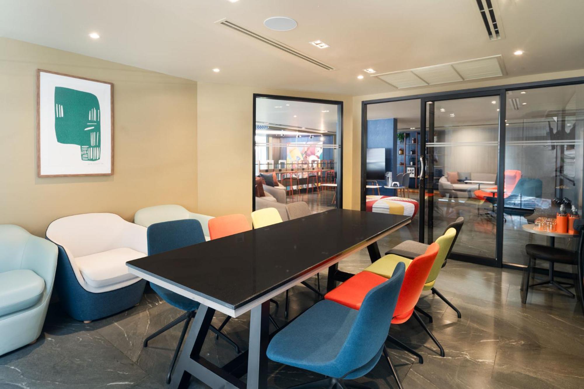 Lumen Udomsuk Station Hotel