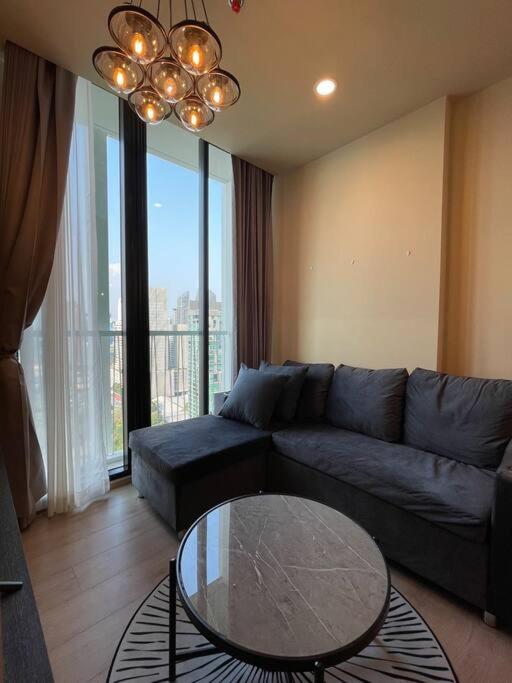 Apartemen High-end With 5 Mins To Terminal21 Bts Mrt With Kitchen
