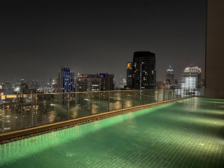 Apartemen High-end With 5 Mins To Terminal21 Bts Mrt With Kitchen Bangkok