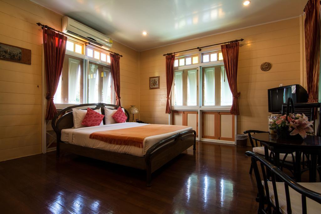 Samsen Sam Place Homestay *