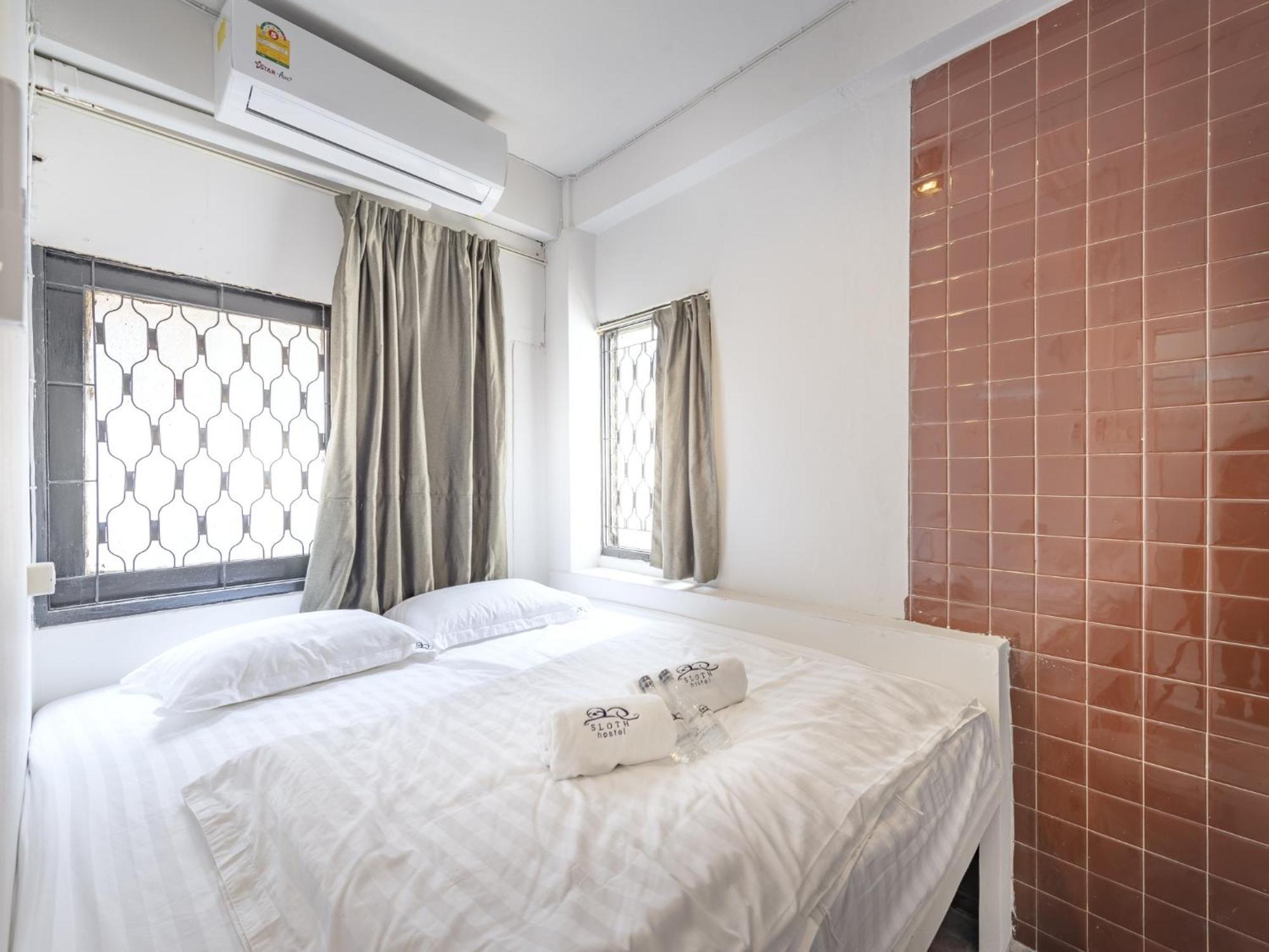 Sloth Khaosan Hostel *