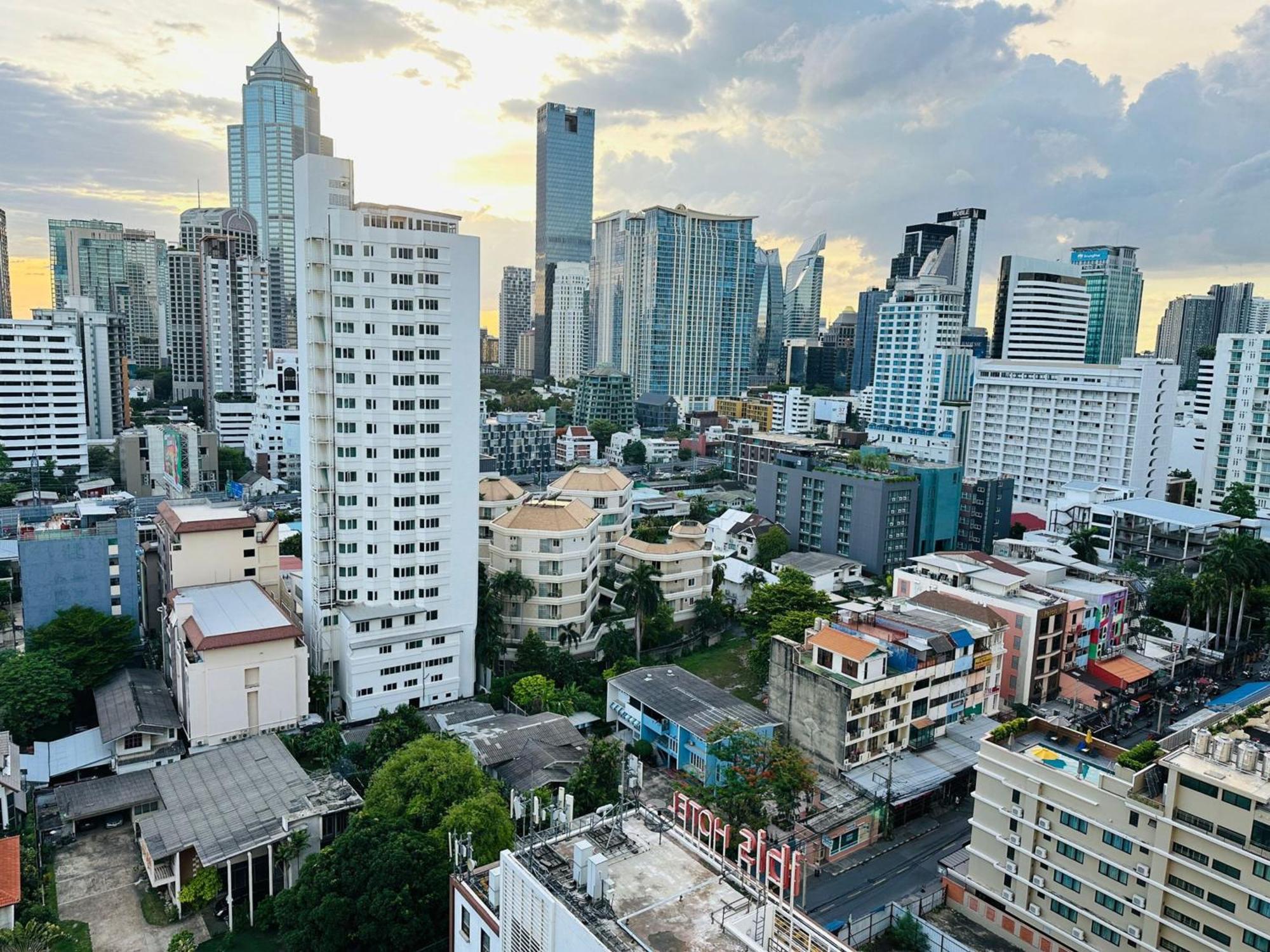 Apartment Omni Tower Cozy By Direct Bangkok
