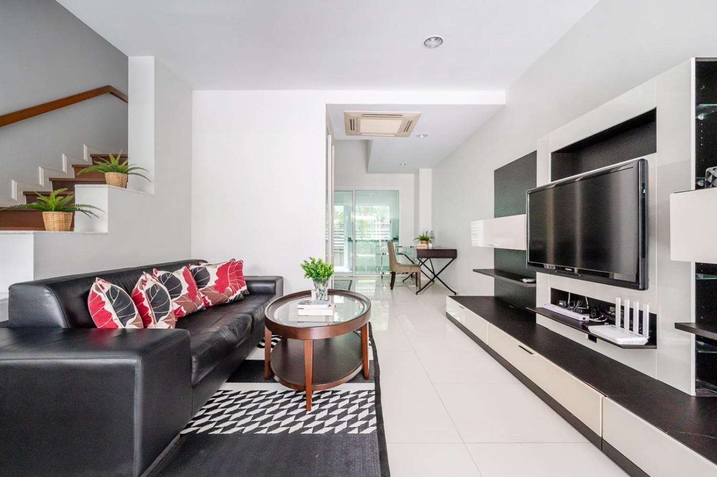 Villa Miq_home404/asok Bts/resort Pool/10pax/1000mbwifi Bangkok